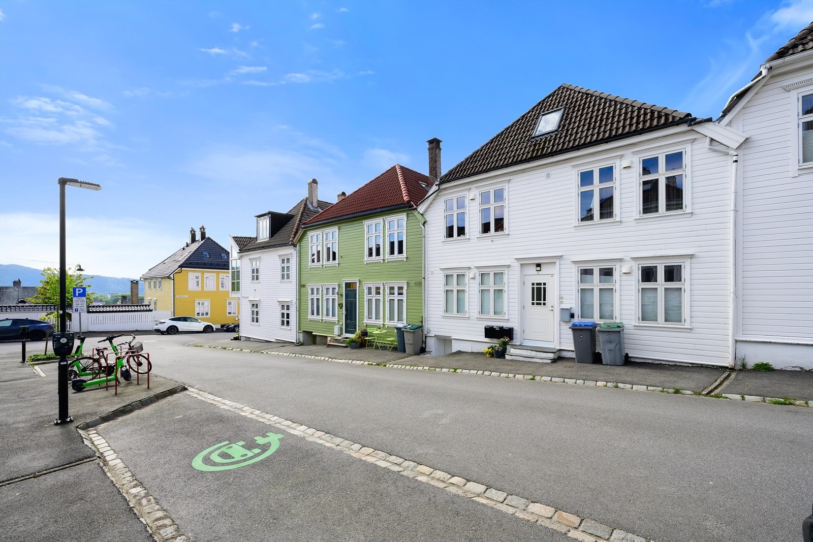 Det er soneparkering i området | Rett utenfor døren finner du tre kommunale ladeplasser for elbil. Galleribilde