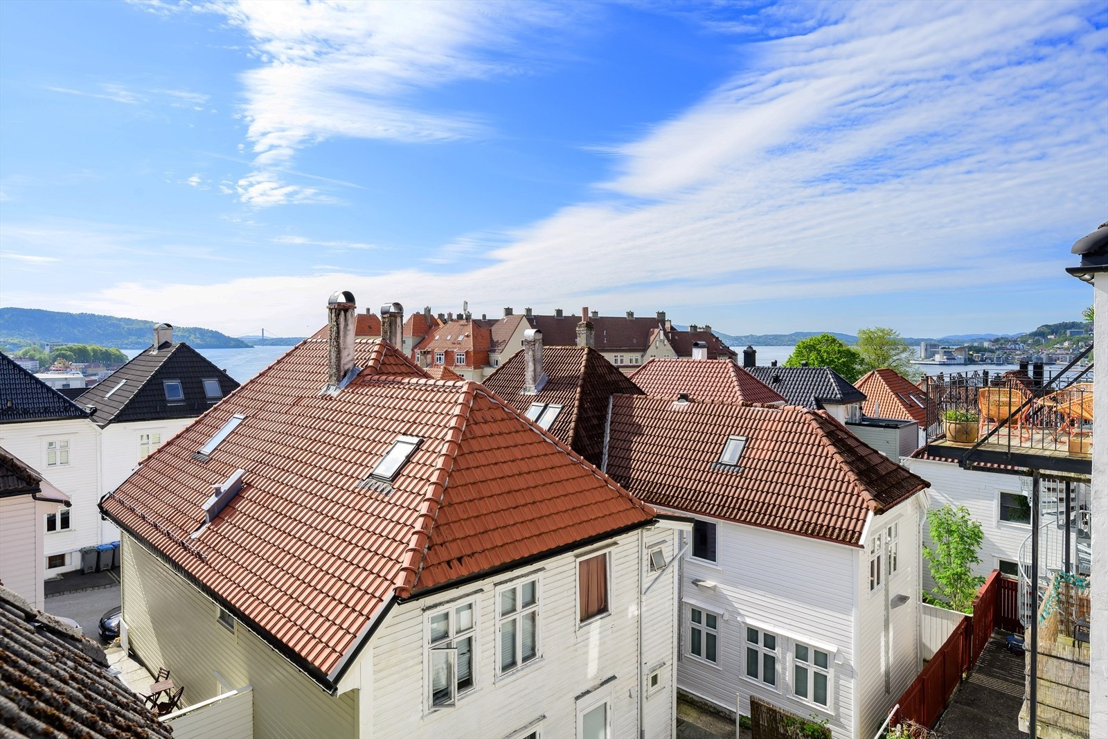 Utsikt fra 3. etasje | her kan du nyte kveldssolen i ro og fred. Galleribilde