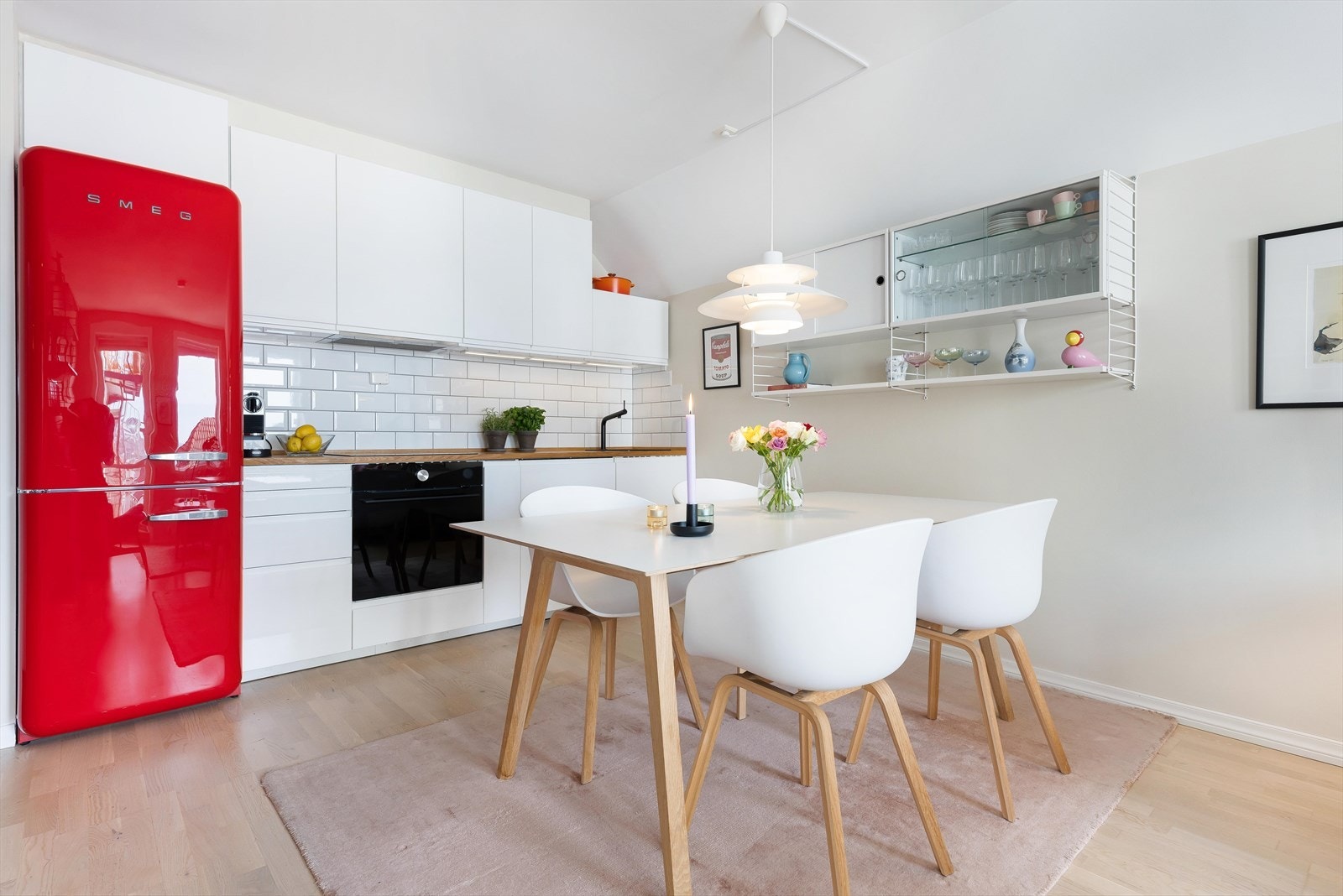 Kjøkkenet byr på rikelig med skapplass og god plass til spisebord | Perfekt for både hverdag og gjestfrihet. Galleribilde