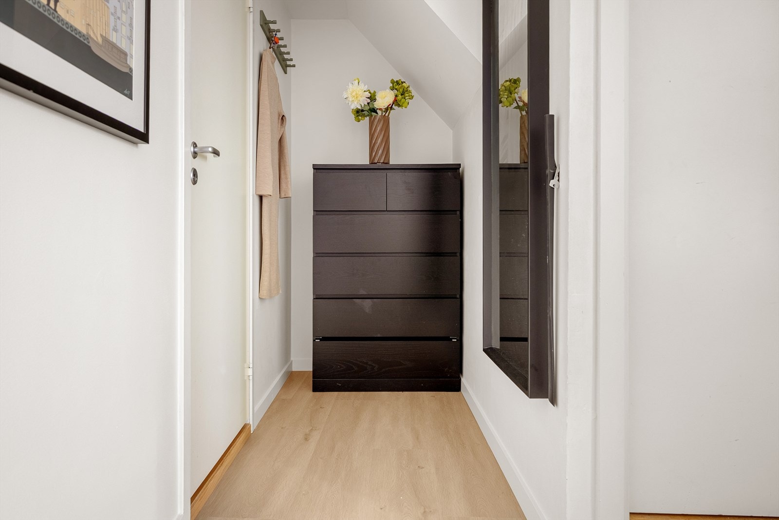 I entreen er det plass til å henge av seg yttertøy og sette fra seg sko. For ytterligere oppbevaring disponerer leiligheten en utvendig bod på ca. 2,4 m². Galleribilde