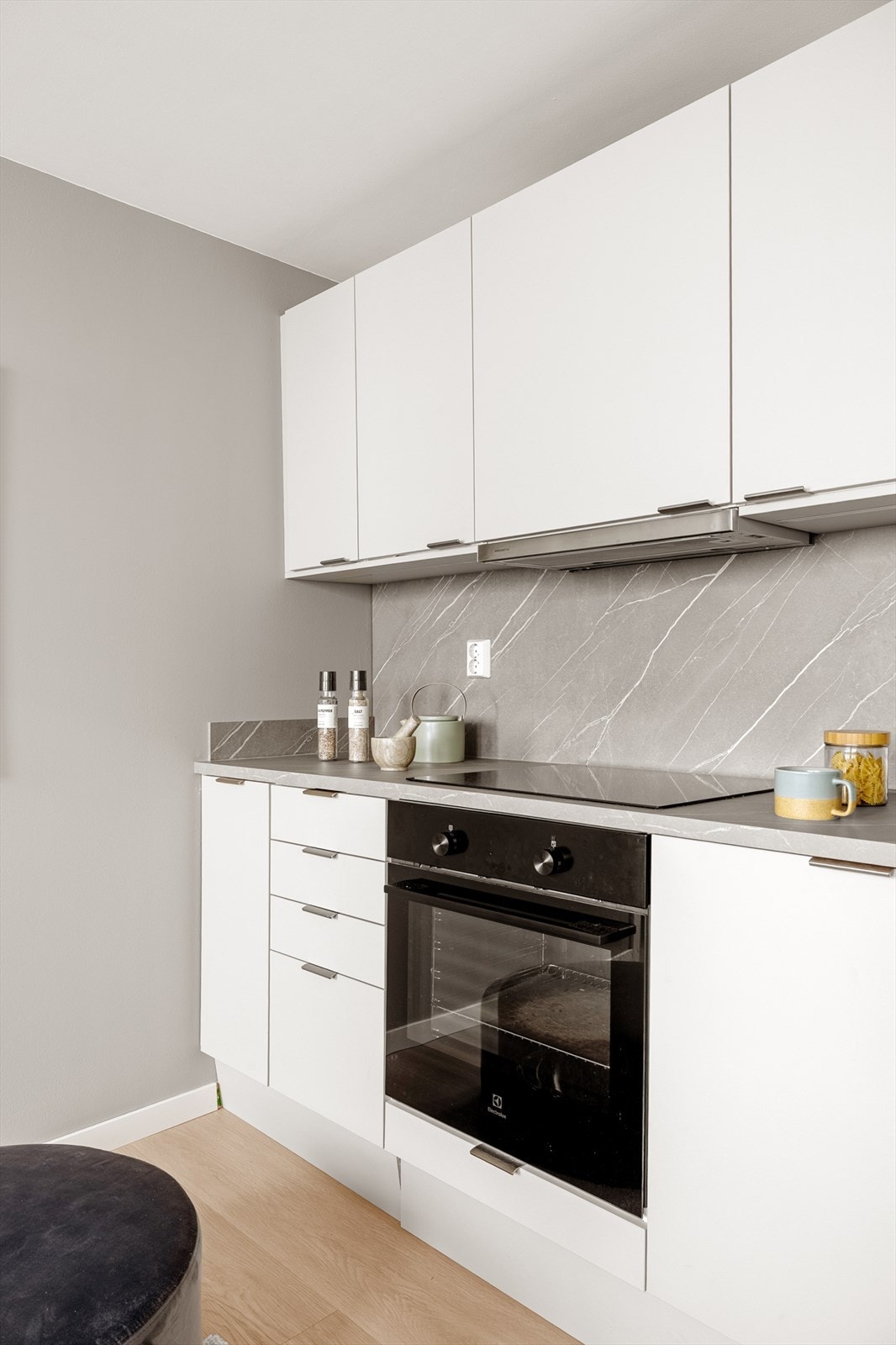 ALN-26.jpgv integrerte hvitevarer finner man induksjonsplatetopp, stekeovn, oppvaskmaskin og kjøleskap. Kjøkkenet har bra med både skap- og benkeplass Galleribilde