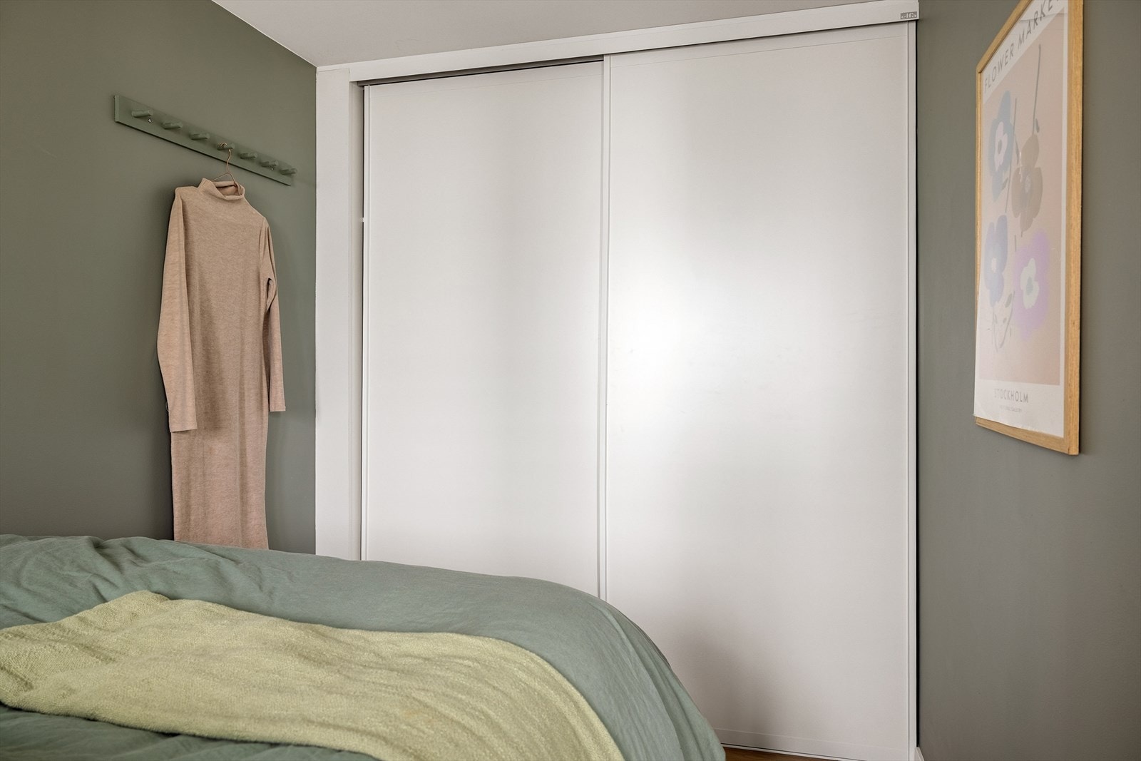 Det er god plass til oppbevaring i garderobeskap på soverommet Galleribilde