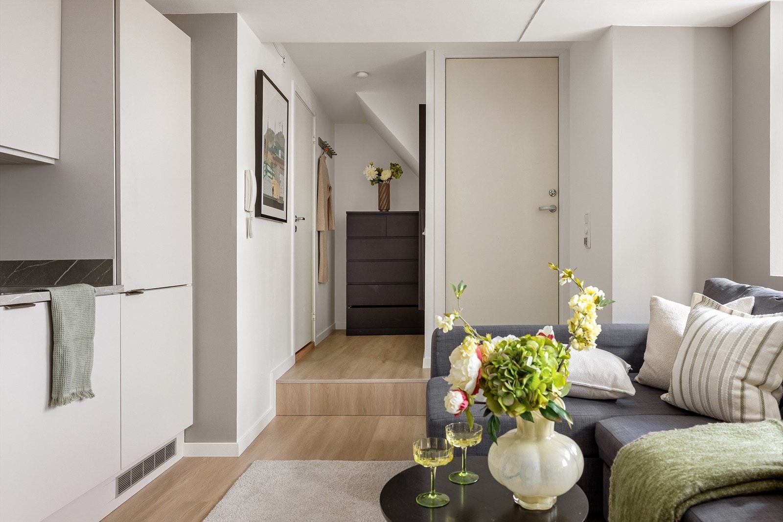 Leiligheten inneholder entré/stue/kjøkken (15,2m²), bad/vaskerom (5,9m²) og soverom (7,7m²) Galleribilde