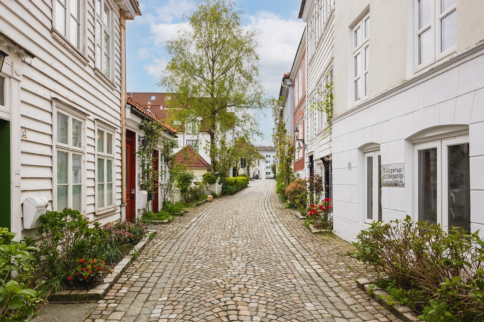 Leiligheten har en sentral og fin beliggenhet på Nordnes med kort vei til alt av fasiliteter og servicetilbud Galleribilde