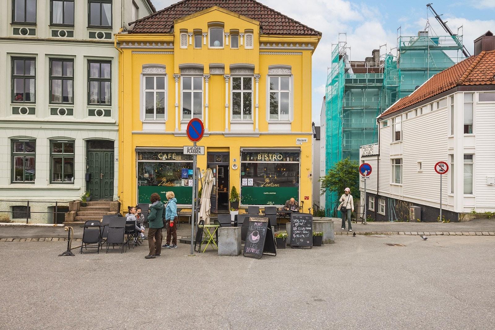 Til Torgallmenningen bruker man bare et par minutter til fots, og på veien dit går man forbi flere hyggelige spisesteder som bl.a. Løvetann Cafè og Bistro, og Klosteret Mat og Vin. Galleribilde