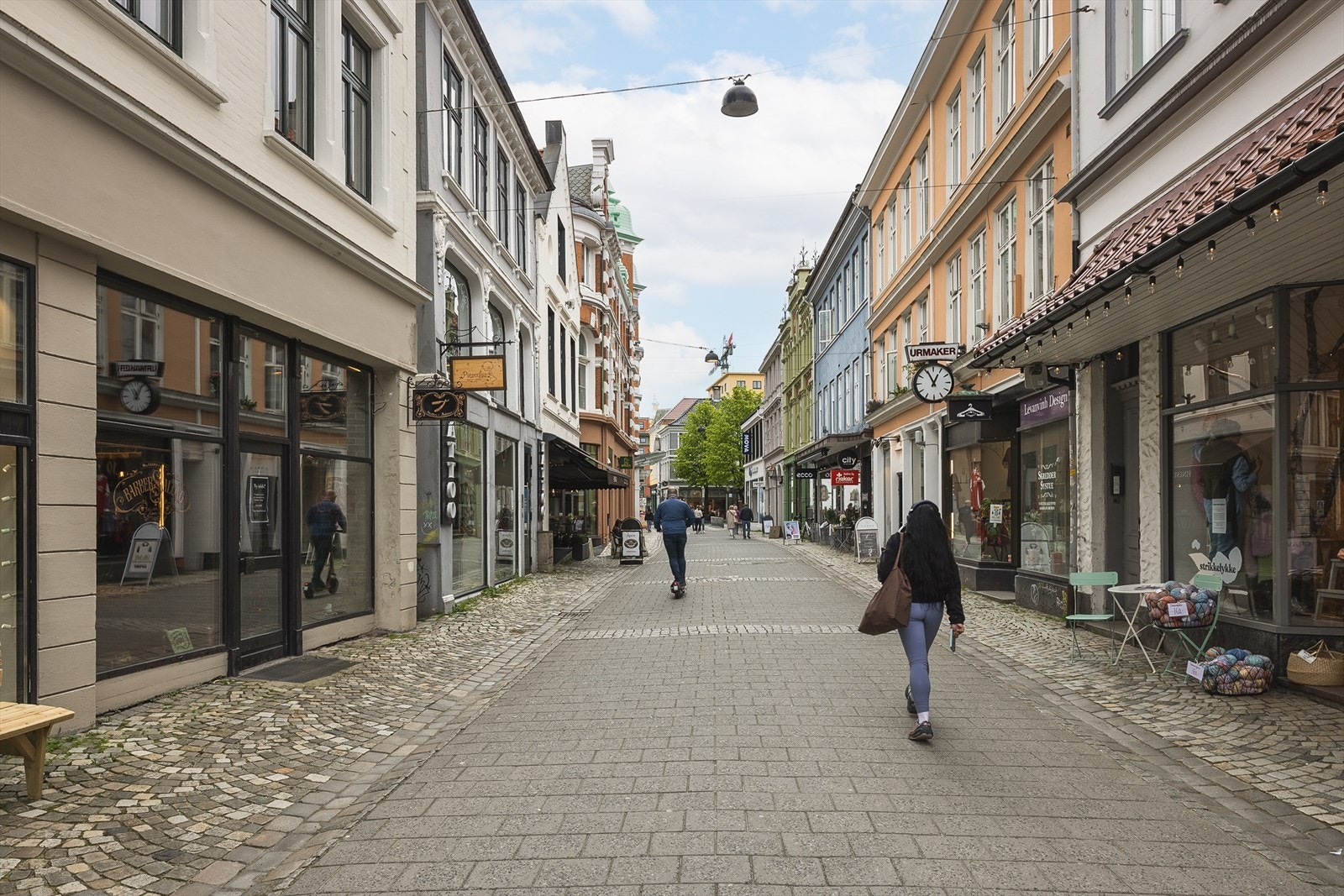 I Gågaten finner man nærmeste dagligvarebutikk, Coop Extra, og på søndager er Bunnpris i C.Sundts gate åpen. Galleribilde