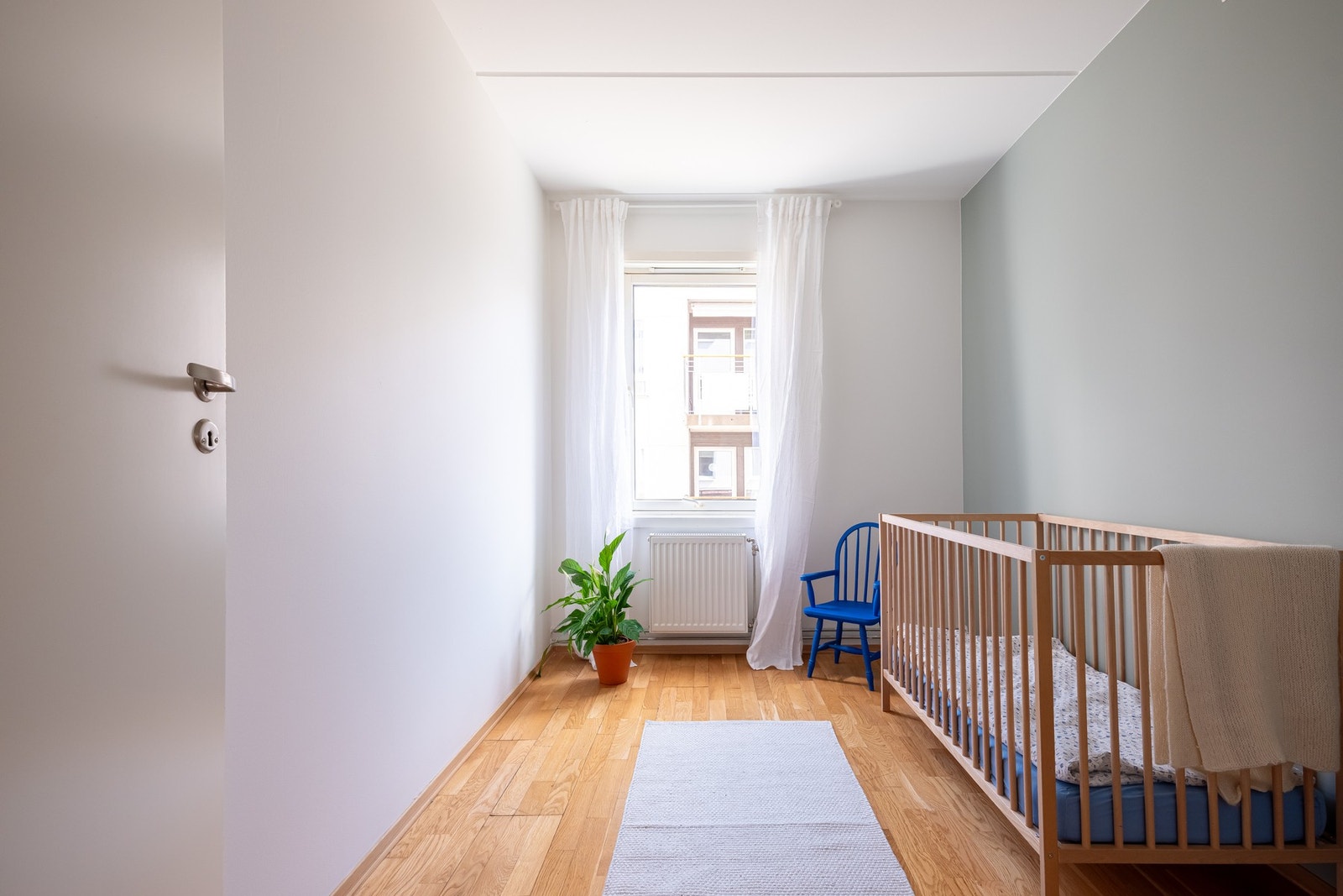 Soverom nummer tre har plass til seng og annen oppbevaring. Galleribilde