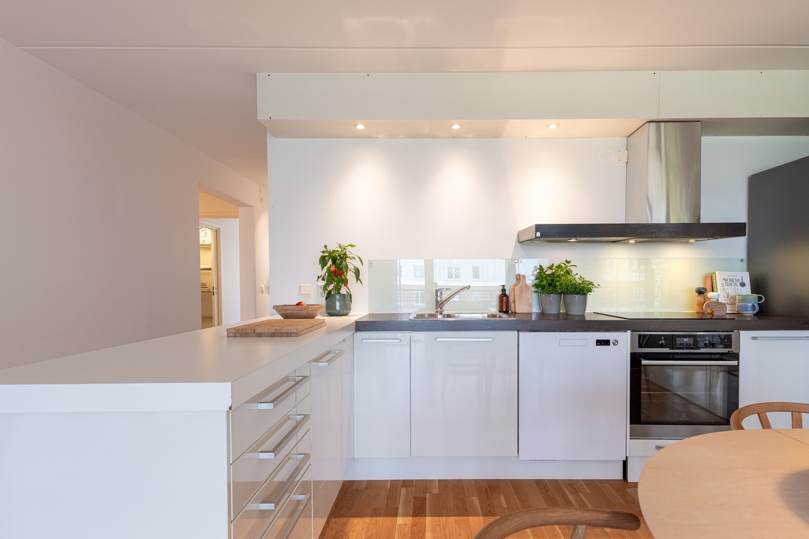 Innredningen består av benkeplate i laminat, malte flater over kjøkkenbenk, utslagsvask med ett-greps blandebatteri og kjøkkenventilator. Galleribilde