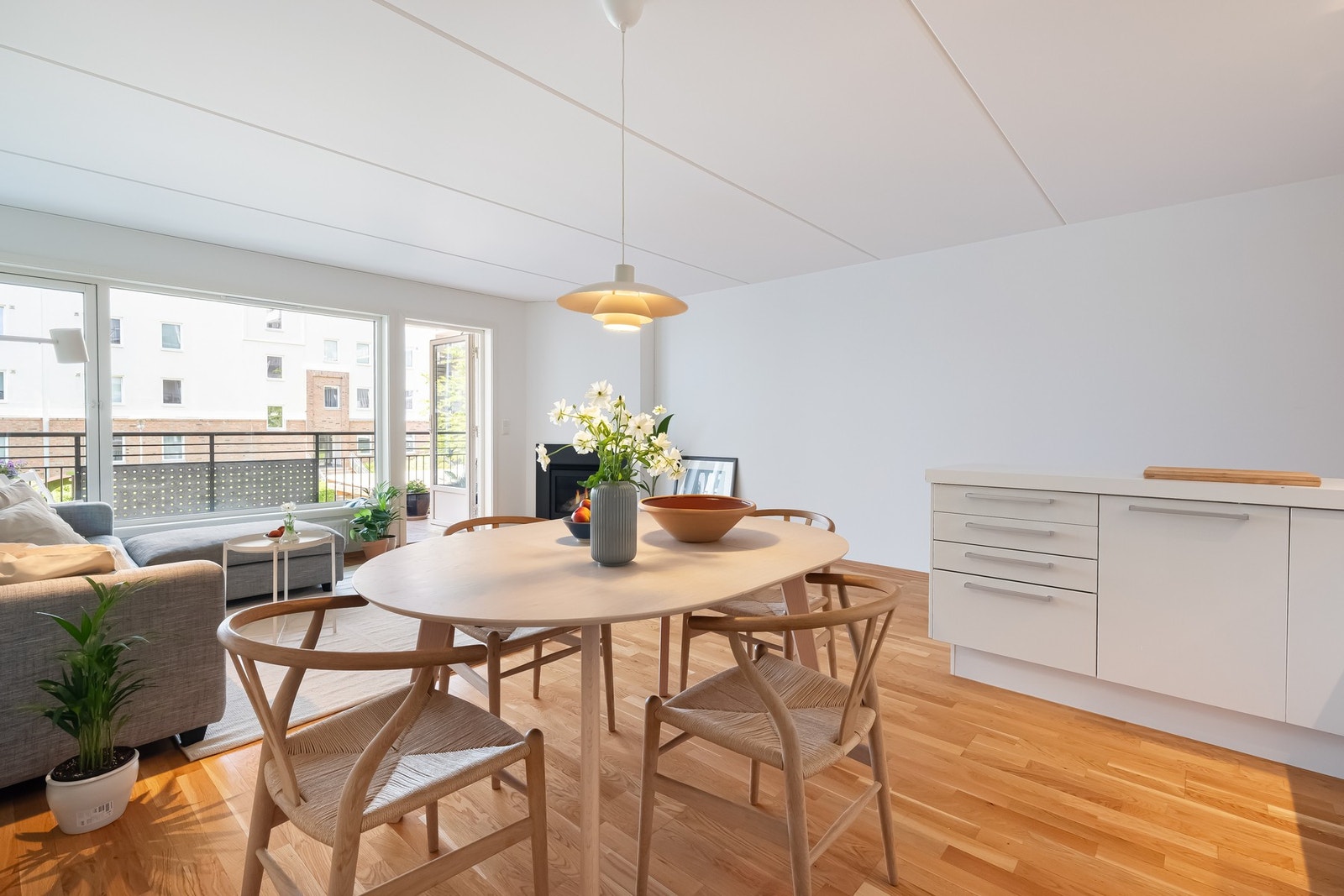 Ved kjøkkenet har du plass til spisebord, hvor du kan samle familie og venner over på hyggelige middager! Galleribilde