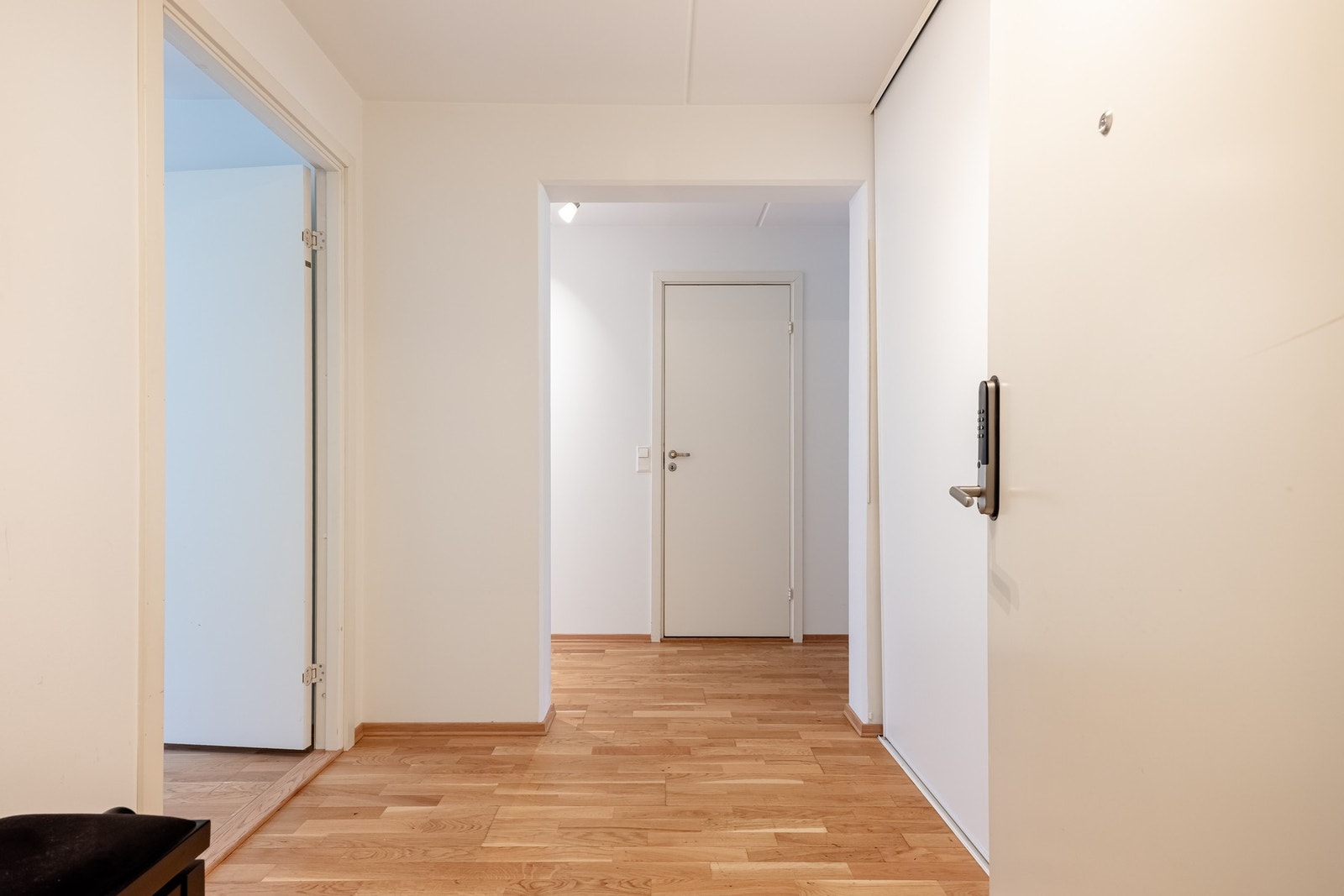Velkommen inn til det som kan bli ditt nye hjem! Her møtes du av en lys entré med parkett på gulv og lysmalte overflater. Galleribilde