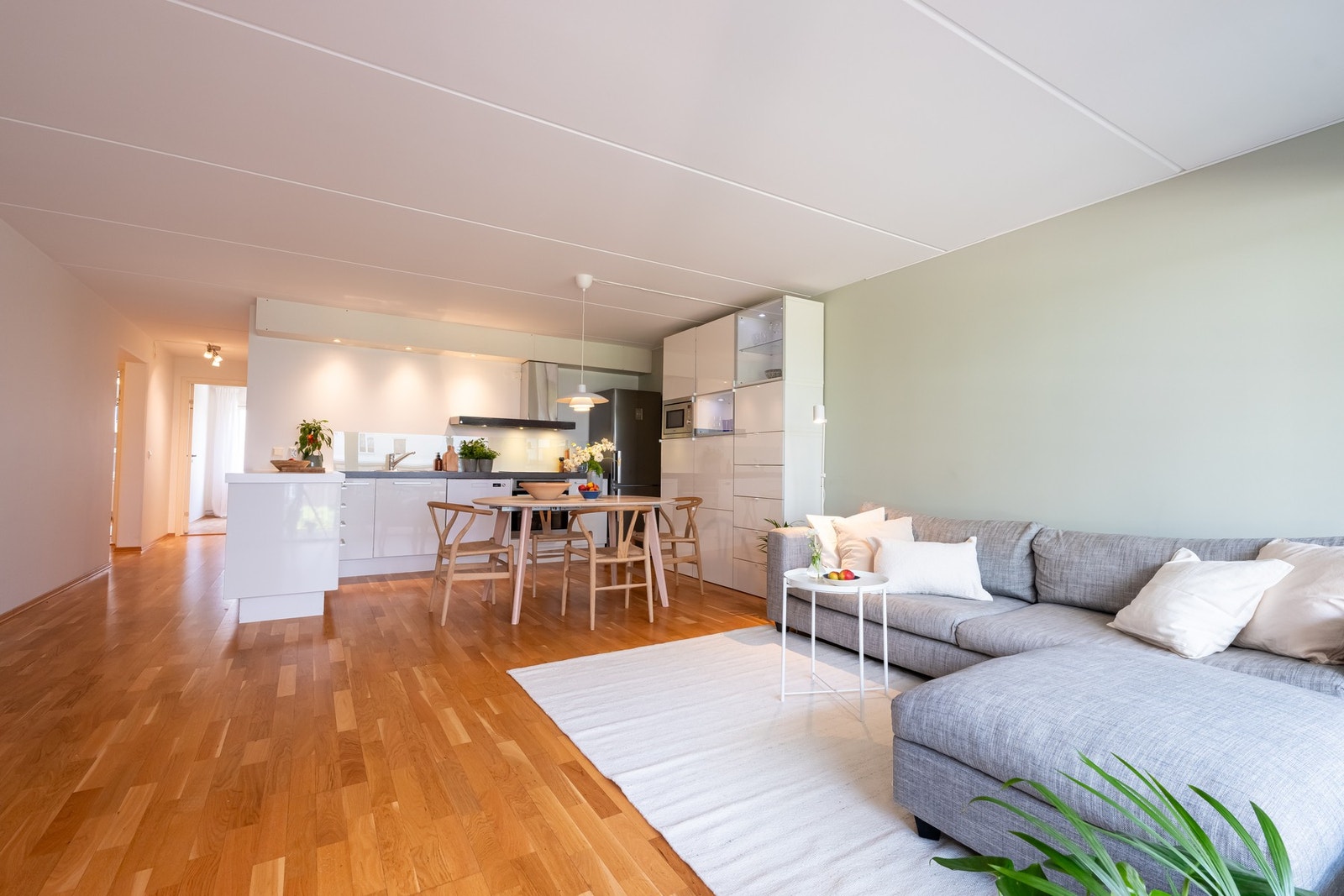 Leiligheten har naturlige soner for møblering. Her har du plass til en stor hjørnesofa med tilhørende møblement. Galleribilde