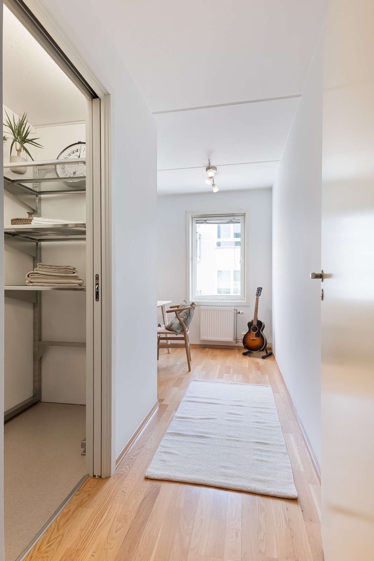 Soverommet har i tillegg tilknytning til en innvendig bod. Her ligger alt til rette for å kunne skape system og orden i hjemmet! Galleribilde
