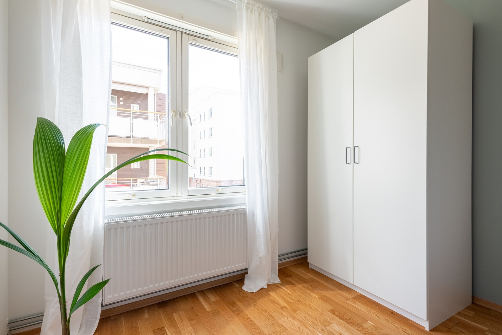 Alle garderobeløsninger i leiligheten medfølger salget. Galleribilde