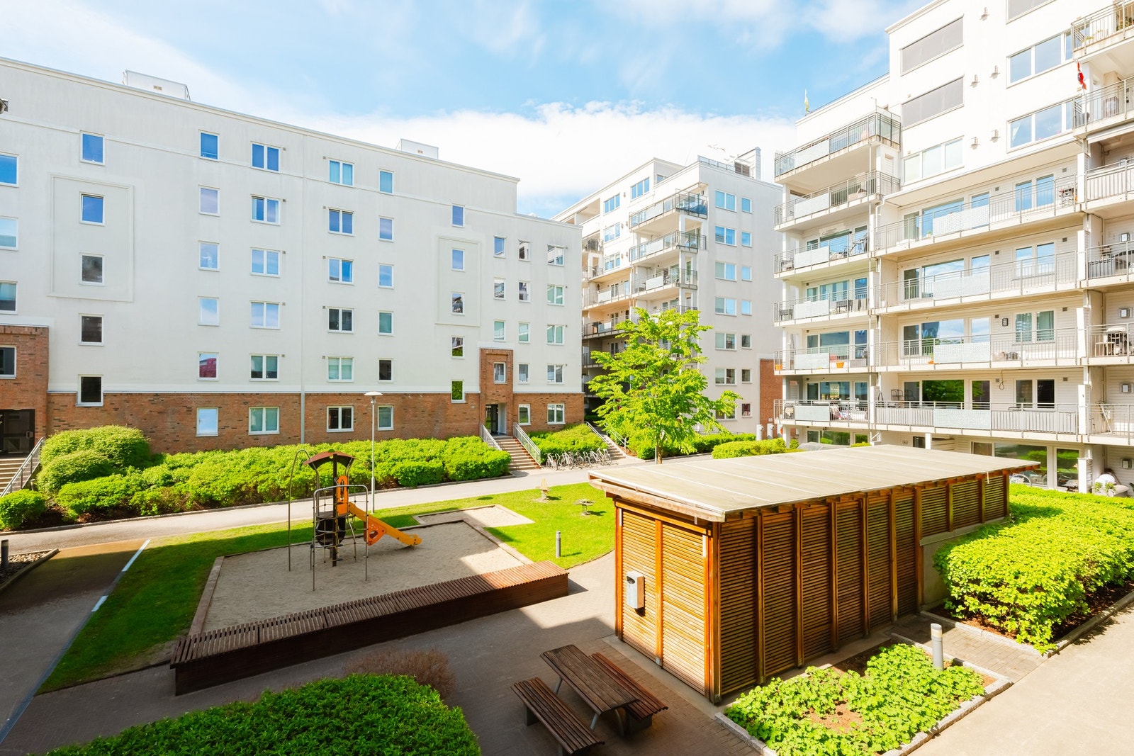 Fra balkongen har du hyggelig utsyn utover boligens grøntarealer og lekeapparat. Galleribilde