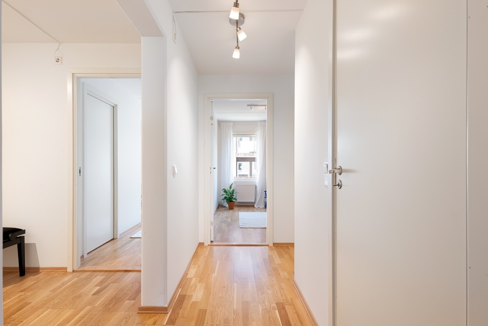 I tillegg til praktisk skyvedørsgarderobe, er det god plass til knaggoppheng, sittebenk, speil mm. For ekstern lagring medfølger det en kjellerbod på 5 kvm i samme bygg. Galleribilde