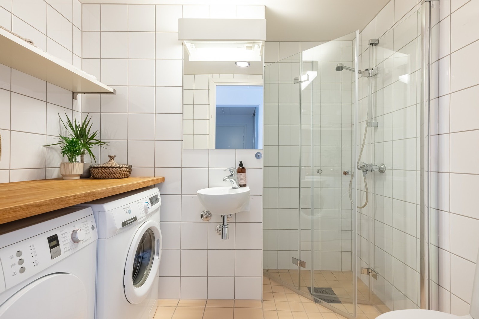 Baderom nummer to består av vegghengt servant, ett-greps blandebatteri og speil med belysning, dusjhjørne og vegghengt toalett. Badet har opplegg for vaskemaskin. Galleribilde