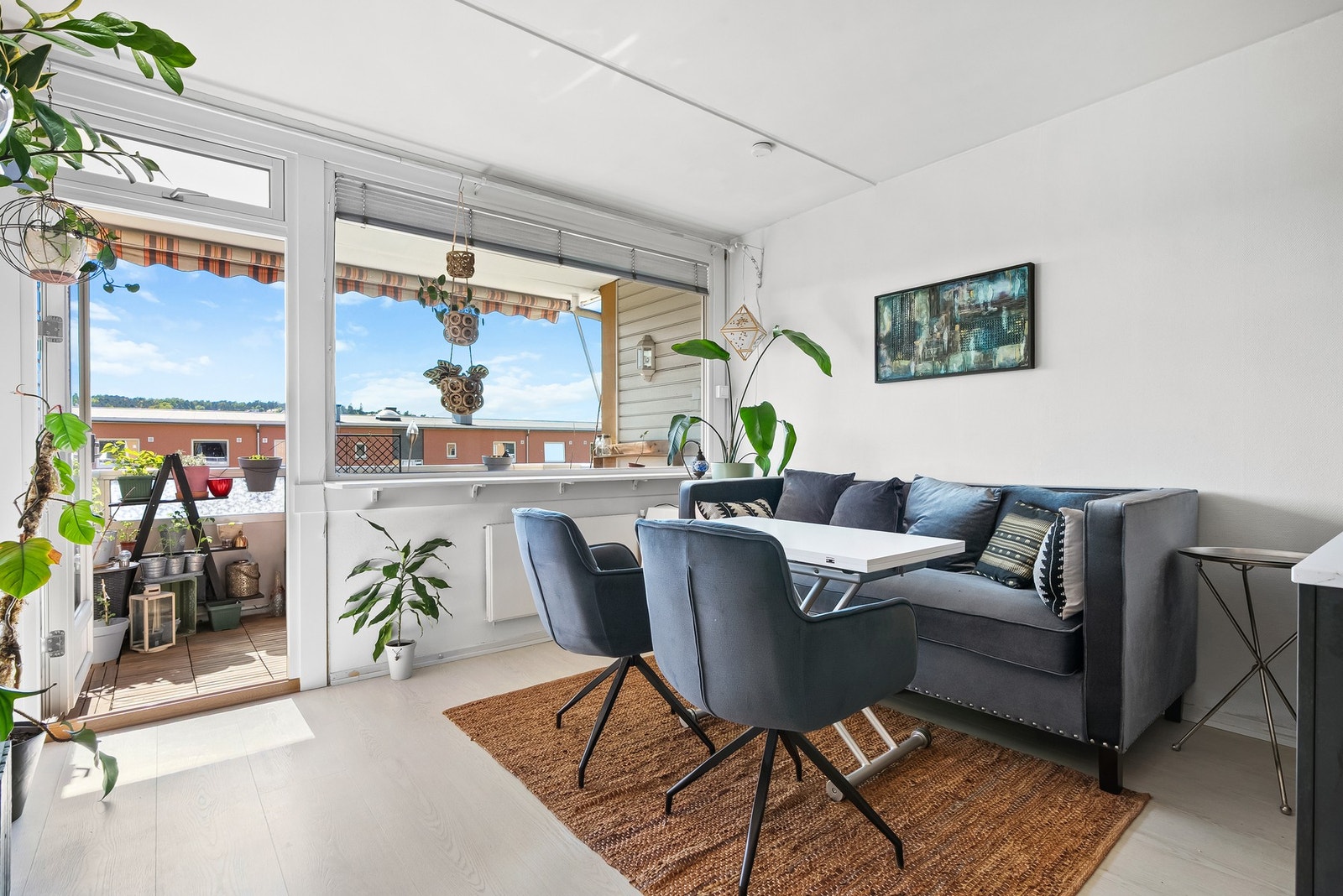 Leiligheten har en fin beliggenhet i 2. etasje, boligblokken ligger i skrått terreng som gjør at 2. etasje har en meget god og åpen utsikt. Galleribilde