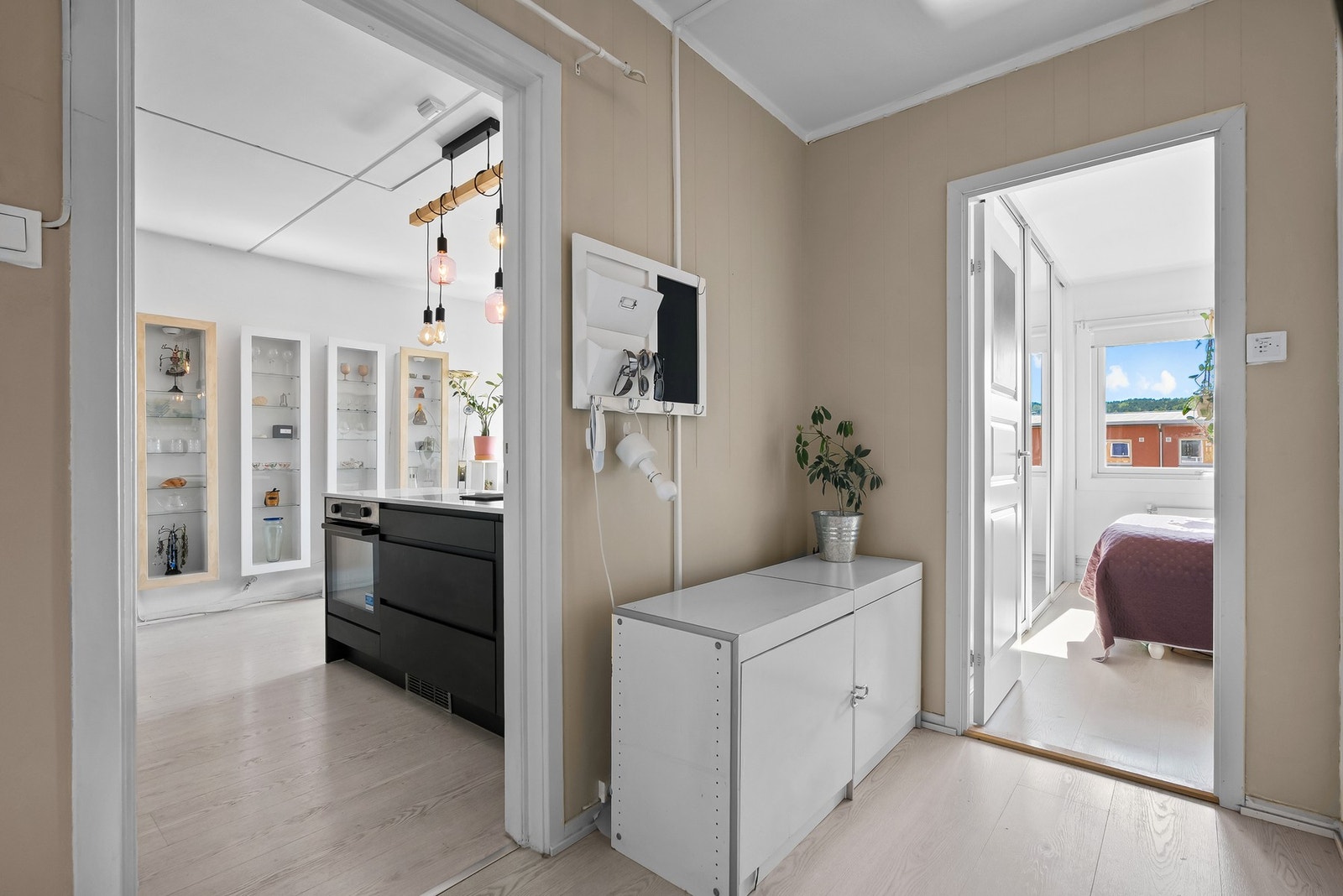 Entréen er romslig og er i dag utstyrt med lave skap. Videre er det adkomst til et kott for øvrig oppbevaring av yttertøy. Galleribilde