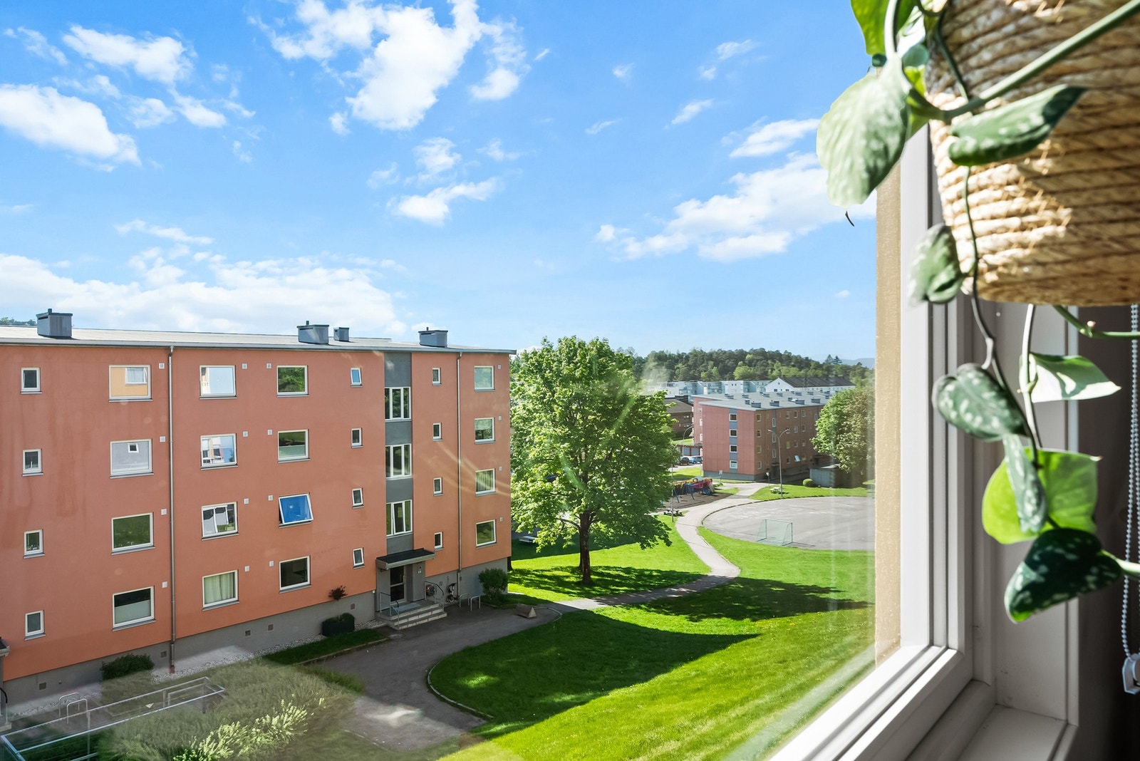 Fra soverommet er det vidstrakt utsyn mot borettslaget og fine grøntområder Galleribilde