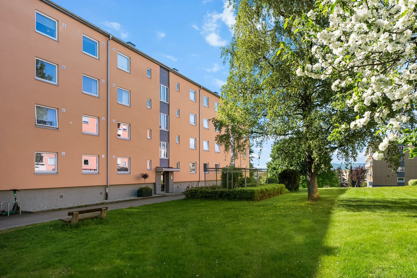 Boligblokken ligger plassert i sidevei og er derfor ikke utsatt for støy fra biler og t-bane. Galleribilde