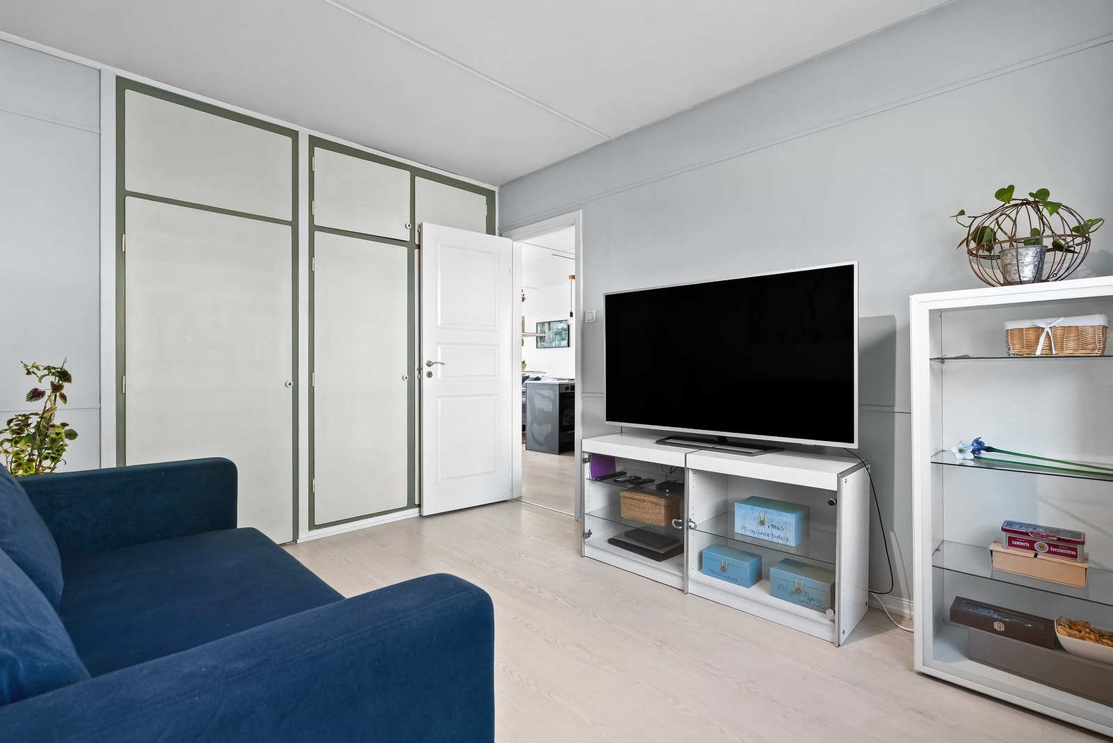Rommet er av god størrelse og har god plass til sovesofa eller seng etter behov Galleribilde