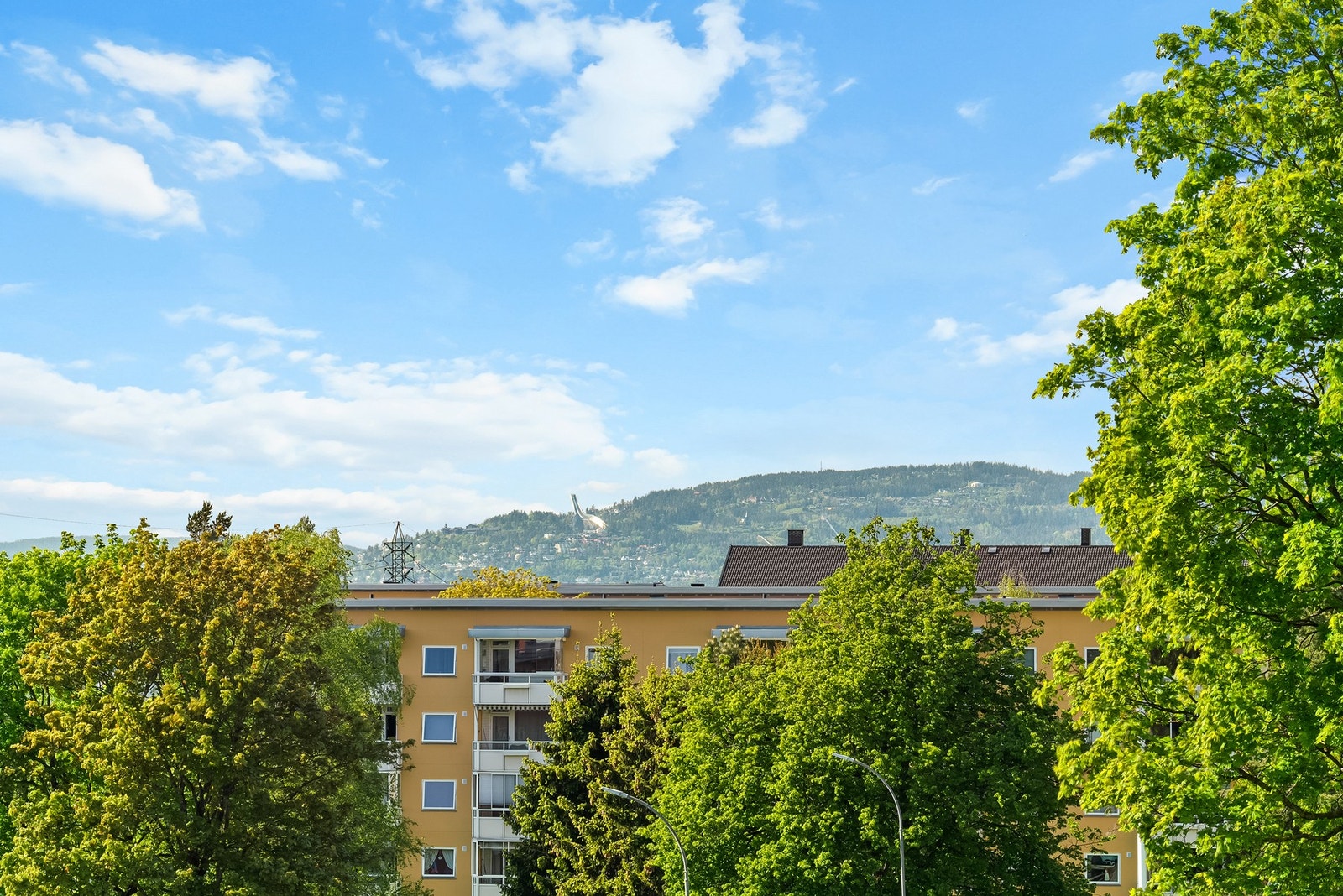 Leiligheten har en flott intern beliggenhet i borettslaget med lite trafikk og støy. Det er også upåklagelig utsikt fra balkongen. Galleribilde