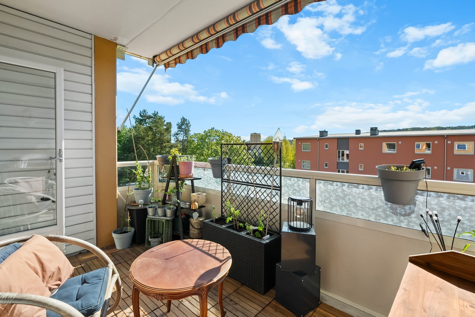 Balkongen på ca. 7 m² er sørvestvendt som resulterer i gode solforhold hele dagen. Galleribilde