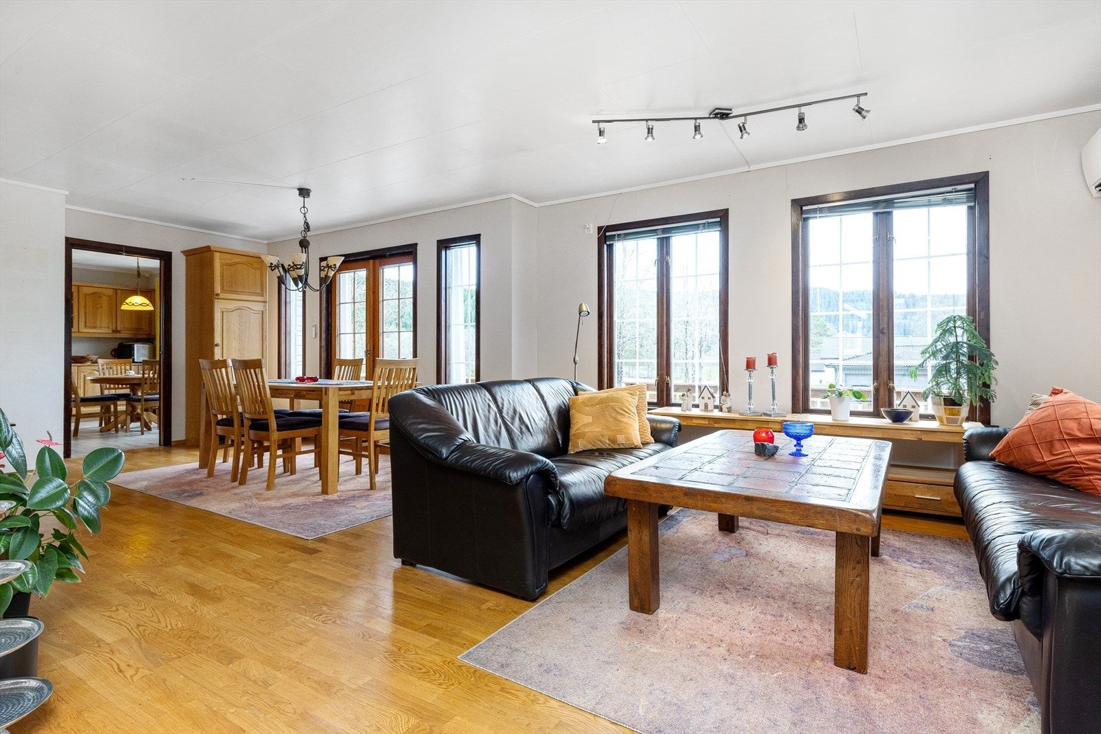 Del av stue, utgang terrasse Galleribilde