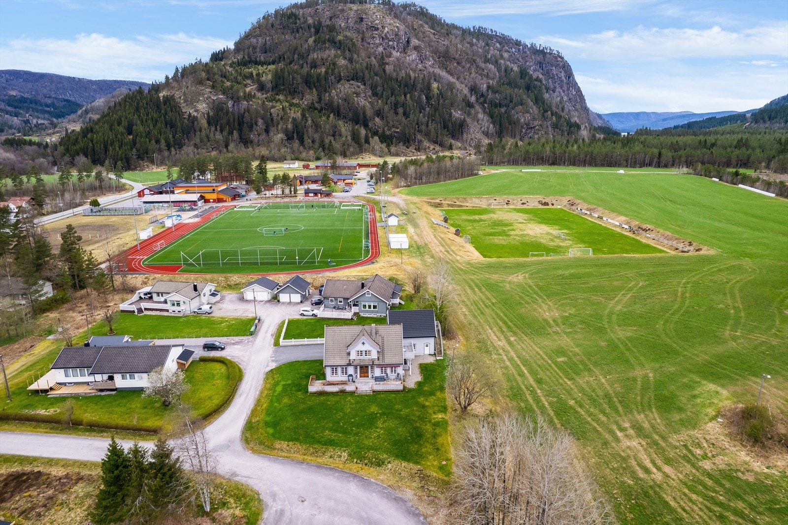 Eiendom beliggende i boligfelt, nær skole m.m. Galleribilde