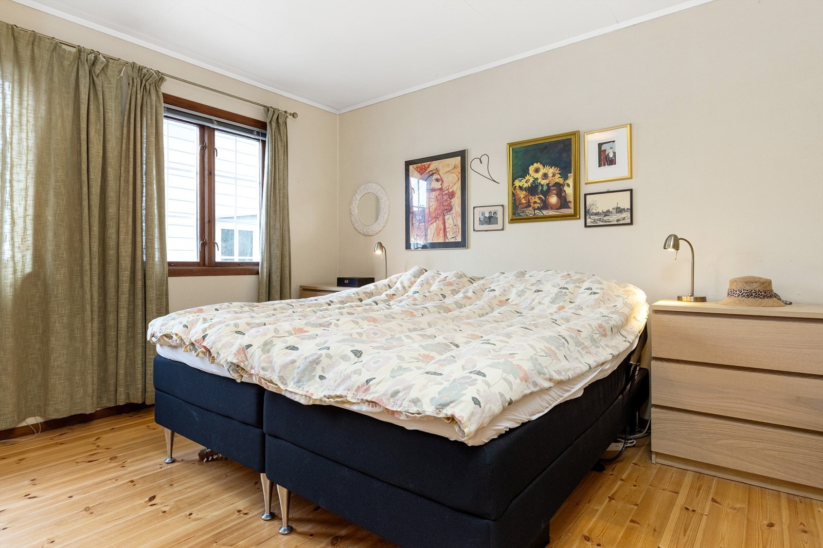 Soverom i hovedetg. Galleribilde