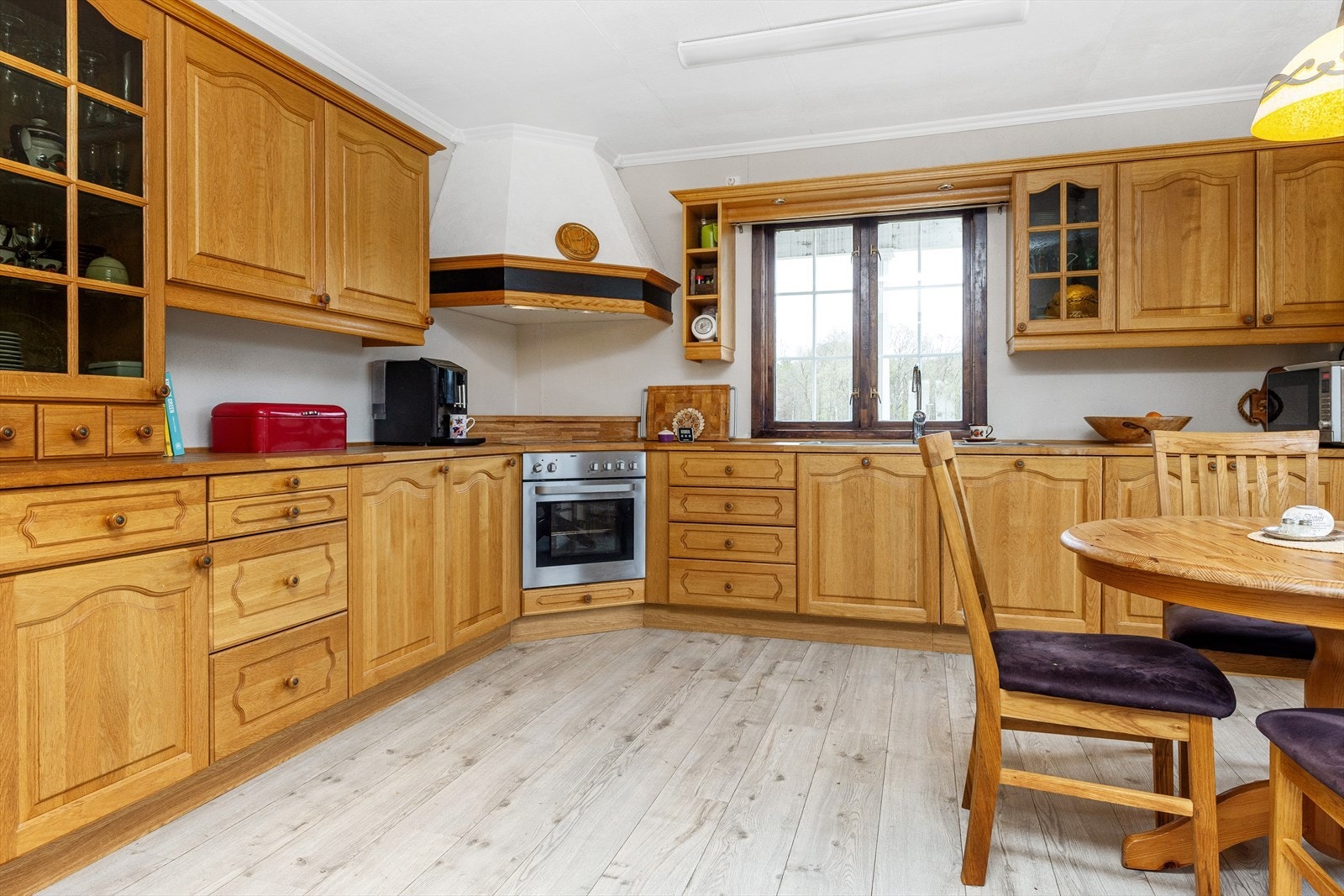 Kjøkken med spiseplass Galleribilde