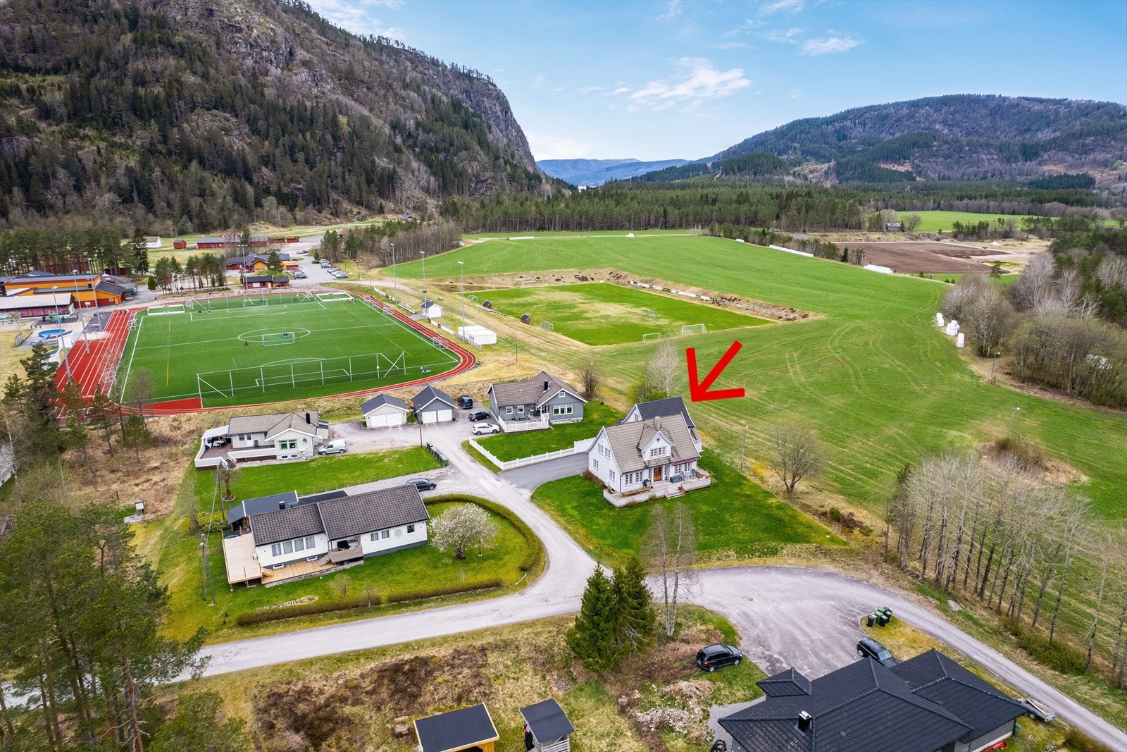 Beliggende nær skole og idrettsanlegg Galleribilde