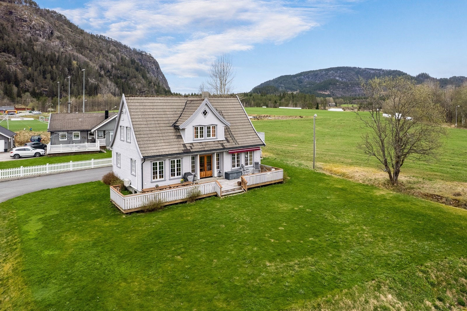 Enebolig og garasje på eiertomt Galleribilde