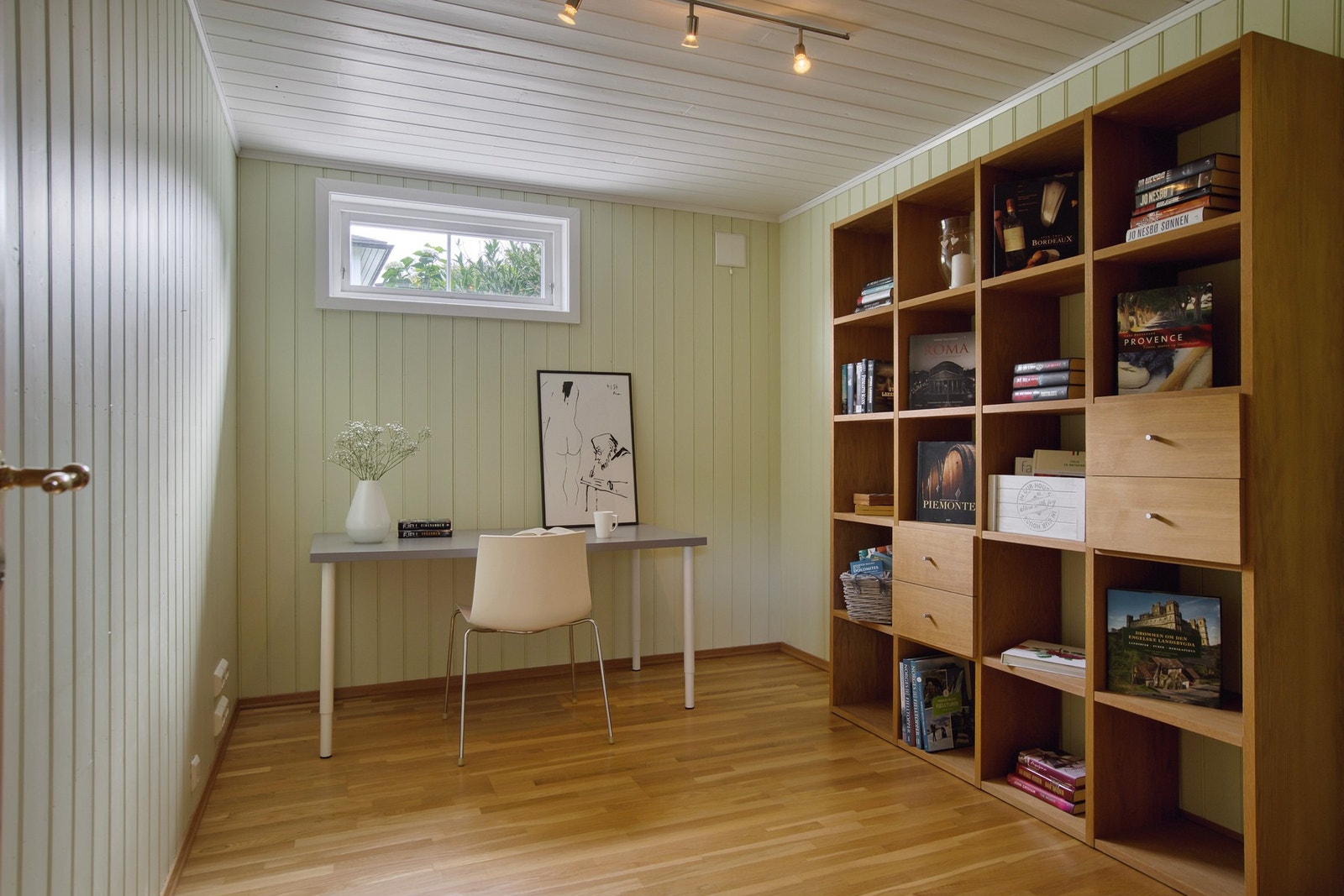 Det første av de to soverommene i kjelleren (ikke bruksendret og godkjent) Galleribilde