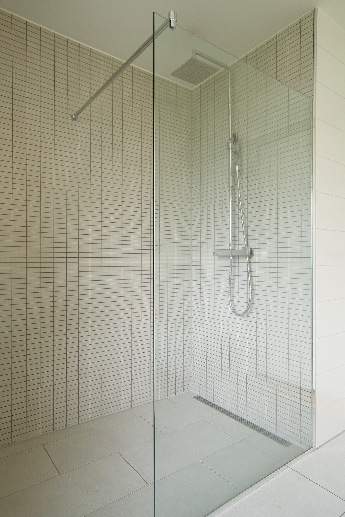 Romslig dusjnisje som er flislagt Galleribilde