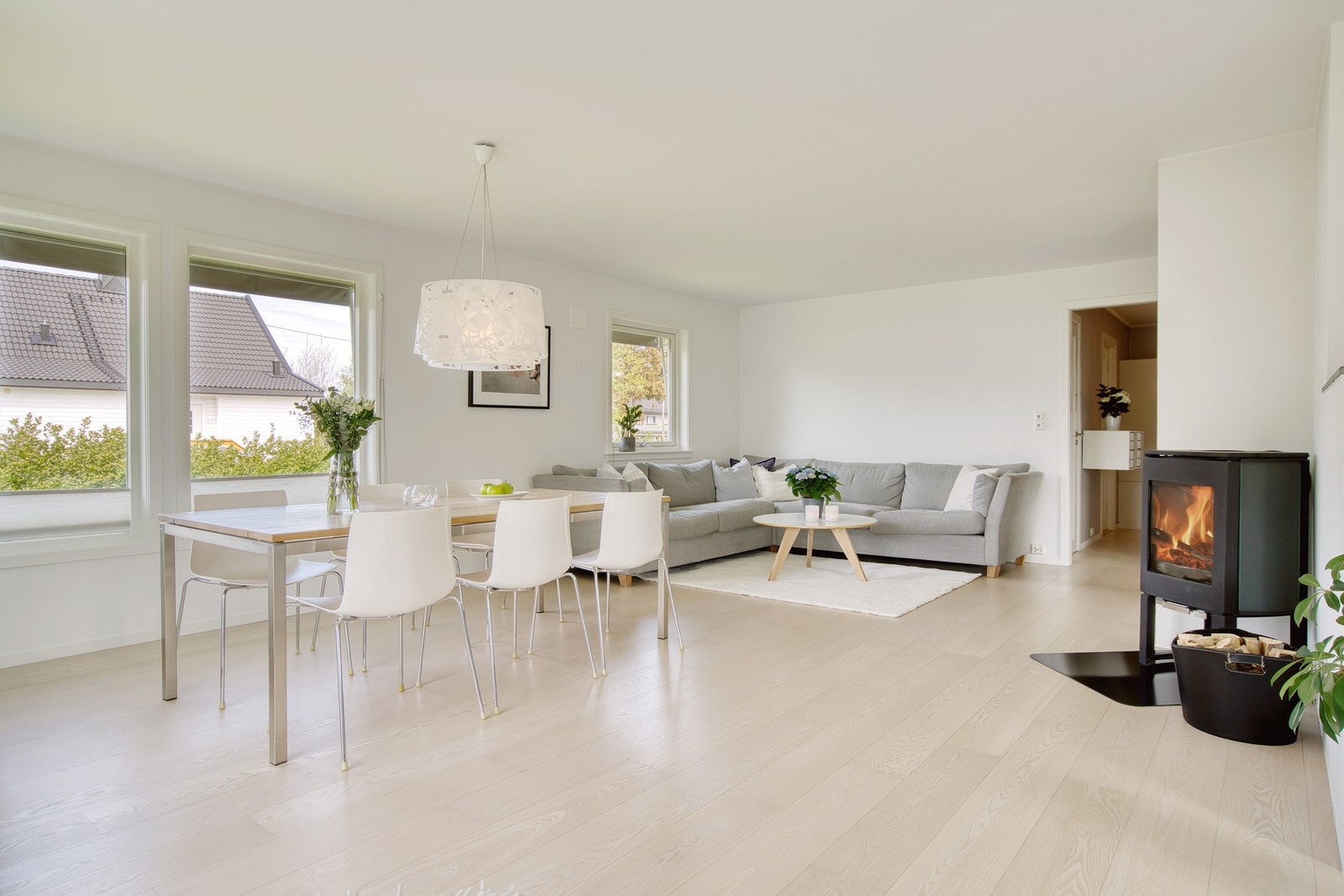 Stuen er lys og moderne med enstavs longplank parkett i fargen Ask Galleribilde
