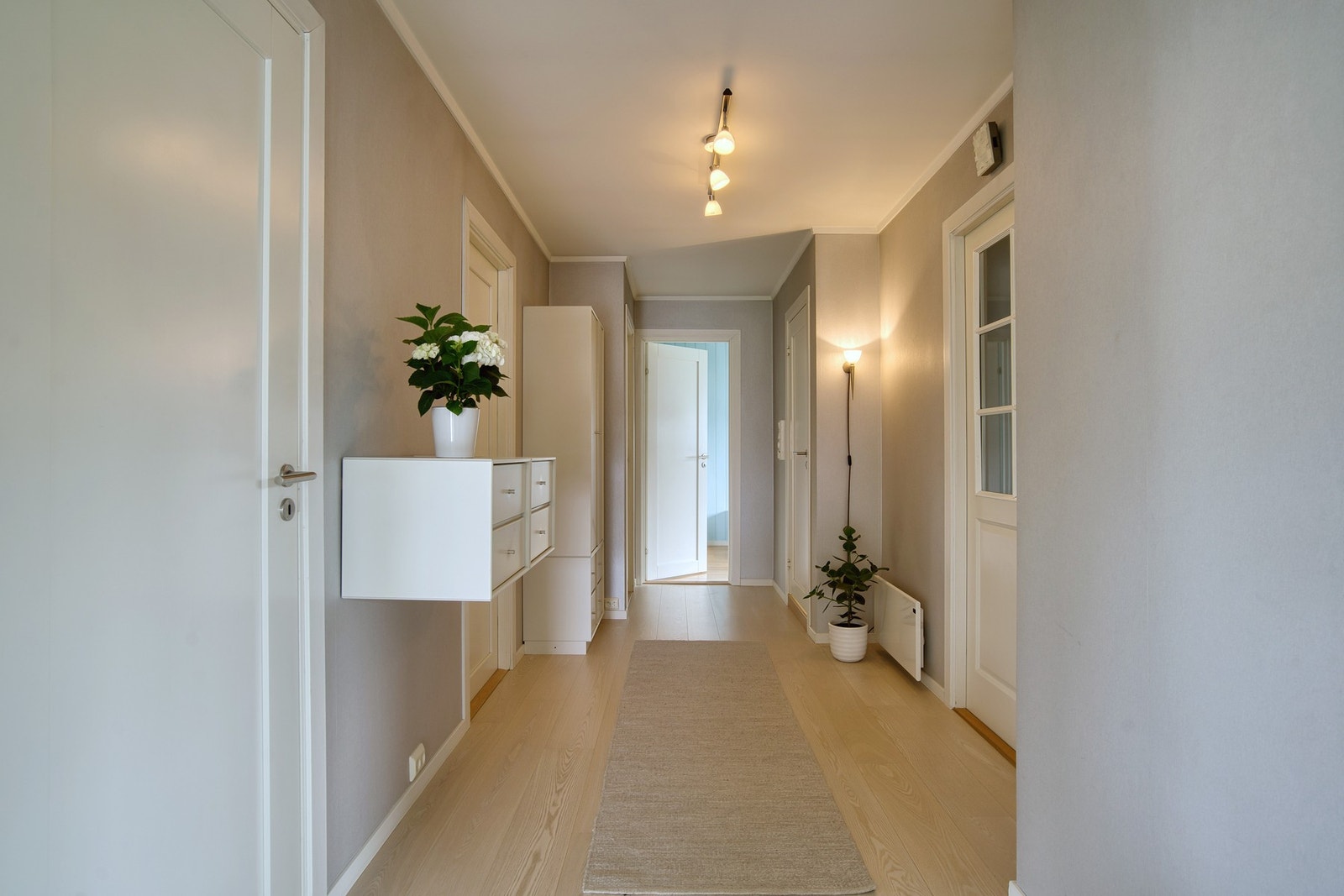 Lys og innbydende entré med gjennomgående moderne preg Galleribilde