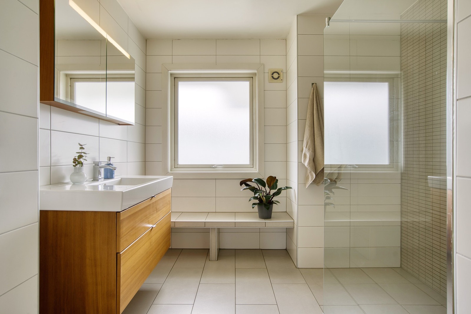 Flislagt bad med varmekabler som sørger for en behagelig start på dagen Galleribilde