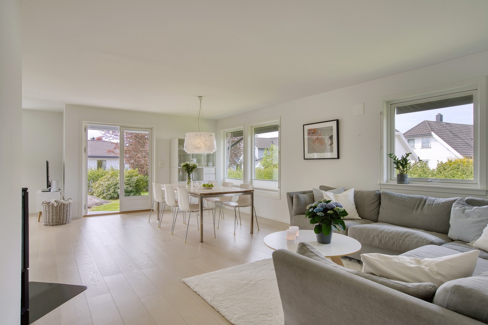 De store vinduene slipper inn rikelig med naturlig lys Galleribilde