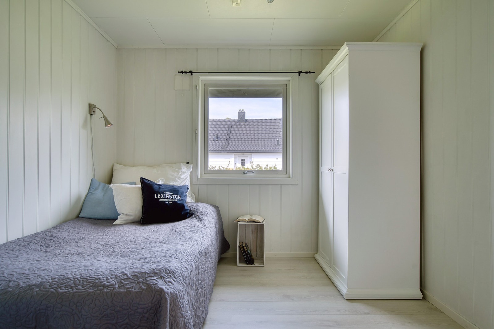 Lyst og fint soverom med god plass til både seng og garderobeskap Galleribilde