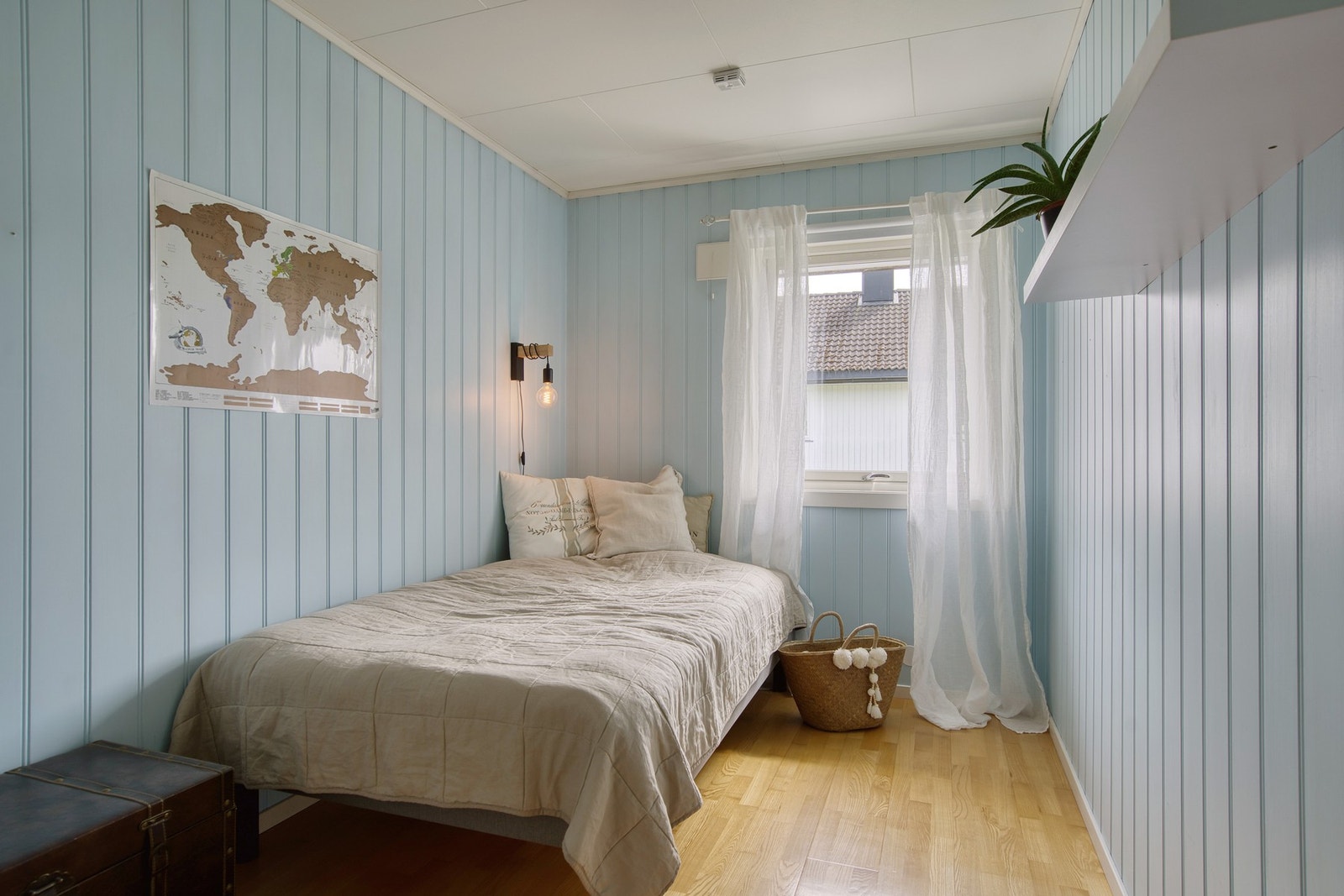 Lyst og sjarmerende ekstra soverom med mange bruksmuligheter Galleribilde