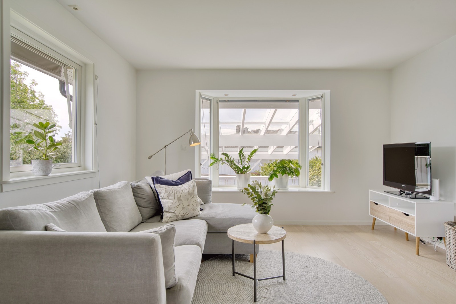 Hyggelig TV-krok med god plass til en hjørnesofa Galleribilde