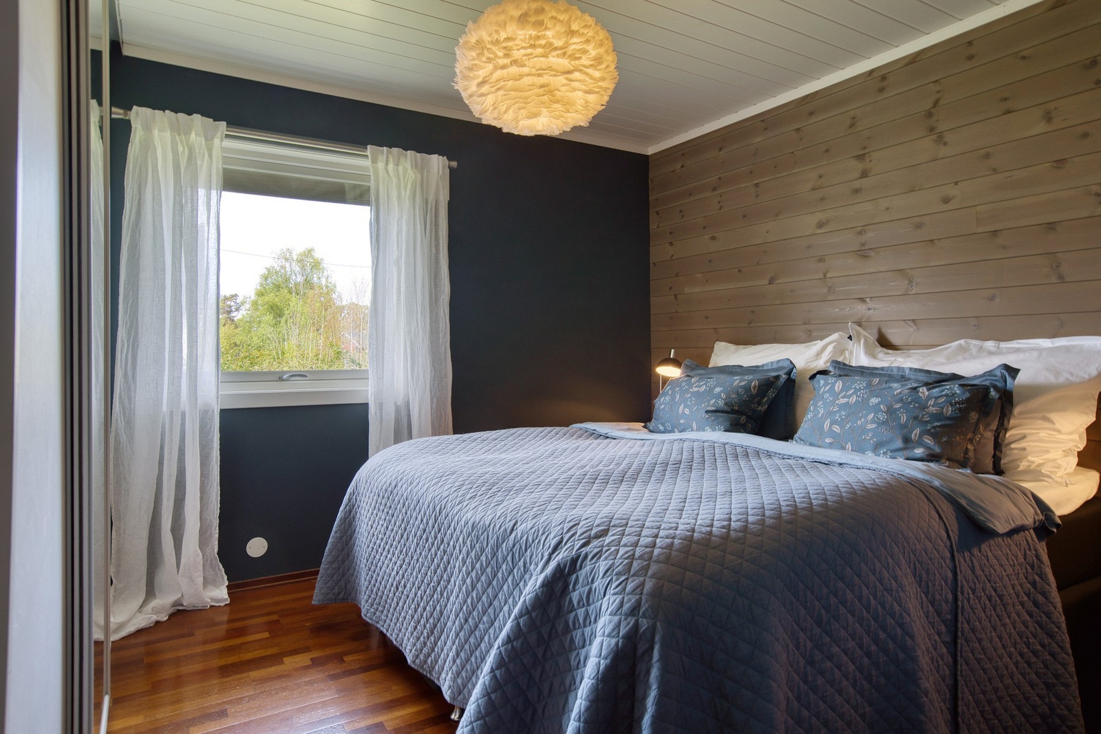 Hovedsoverommet har god plass til både dobbeltseng og garderobeløsning Galleribilde