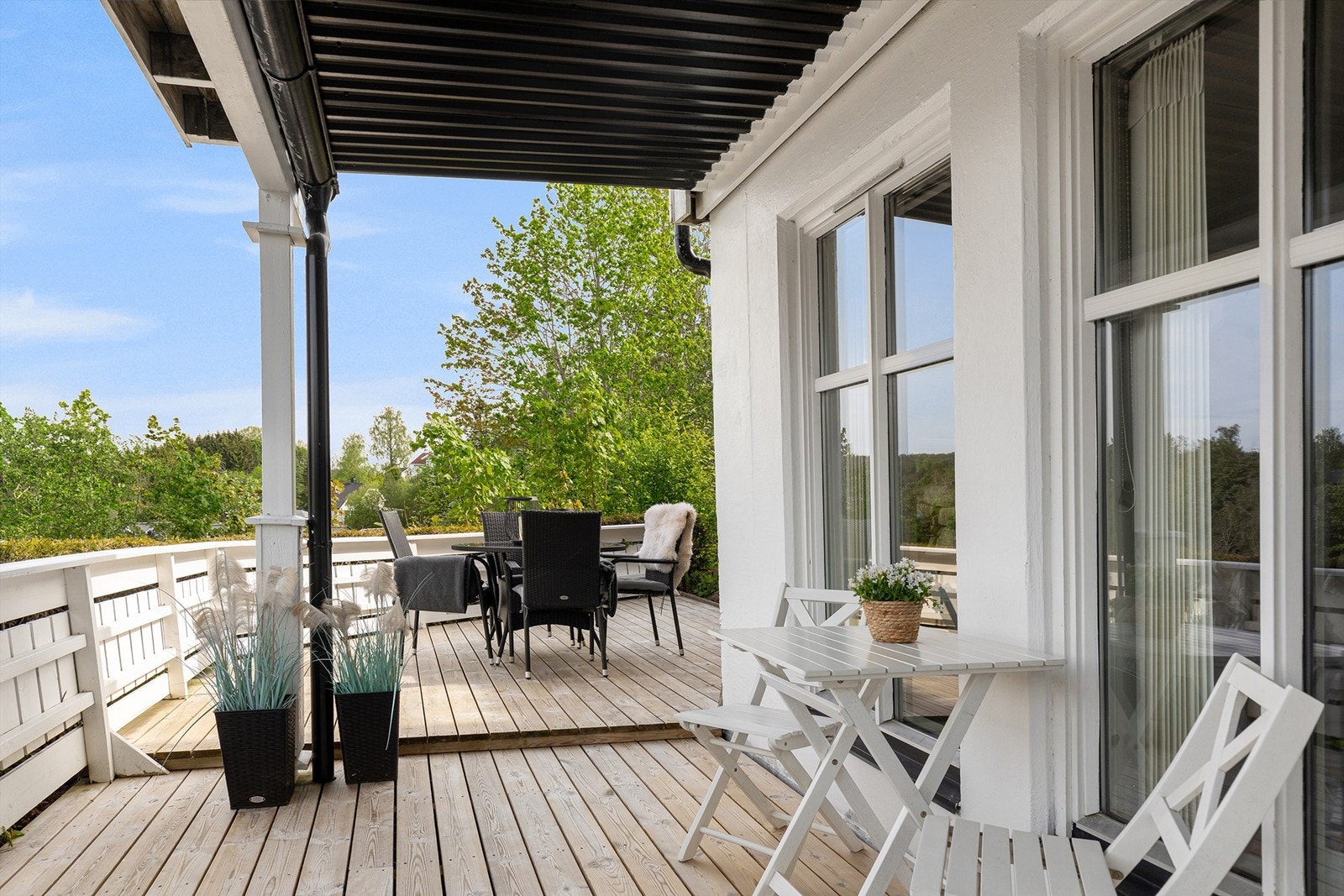 Leiligheten har en stor markterrasse på 35 kvm med meget gode solforhold Galleribilde