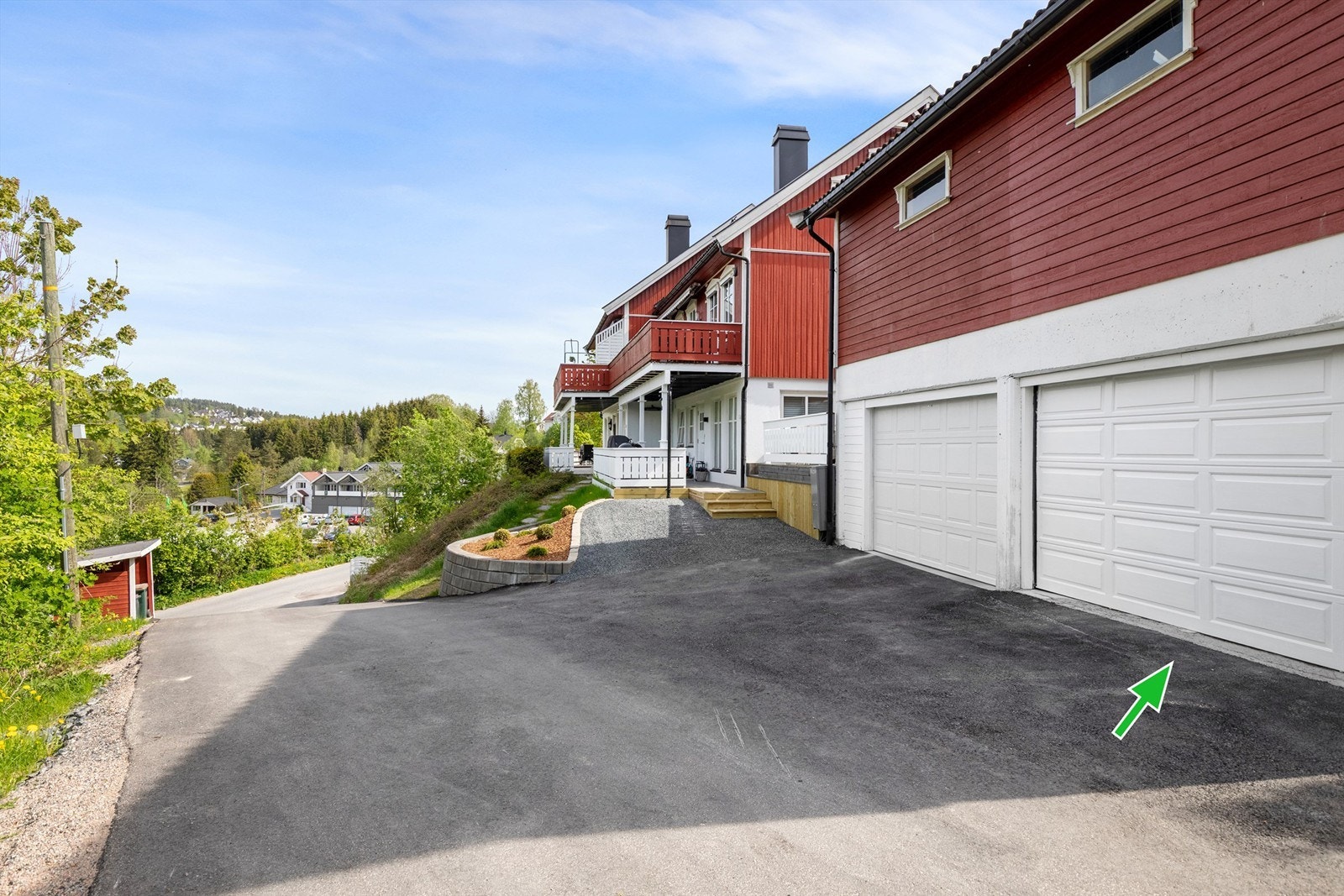 Asfaltert vei helt frem til garasjeplass Galleribilde