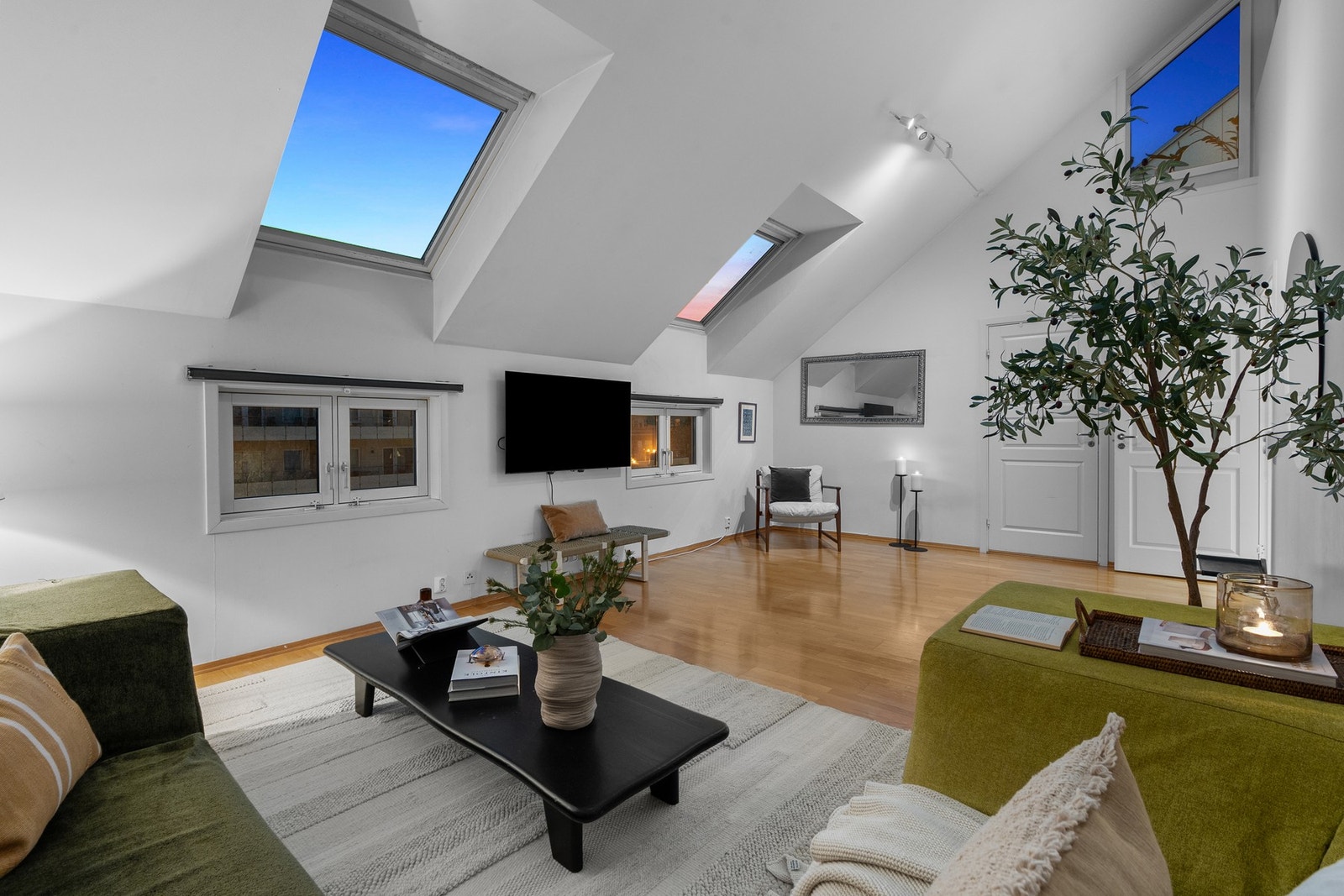 Ousman Berger Jatta v/PrivatMegleren har gleden av å presentere denne fantastiske ende- og toppleiligheten i Norbygata 39! Galleribilde