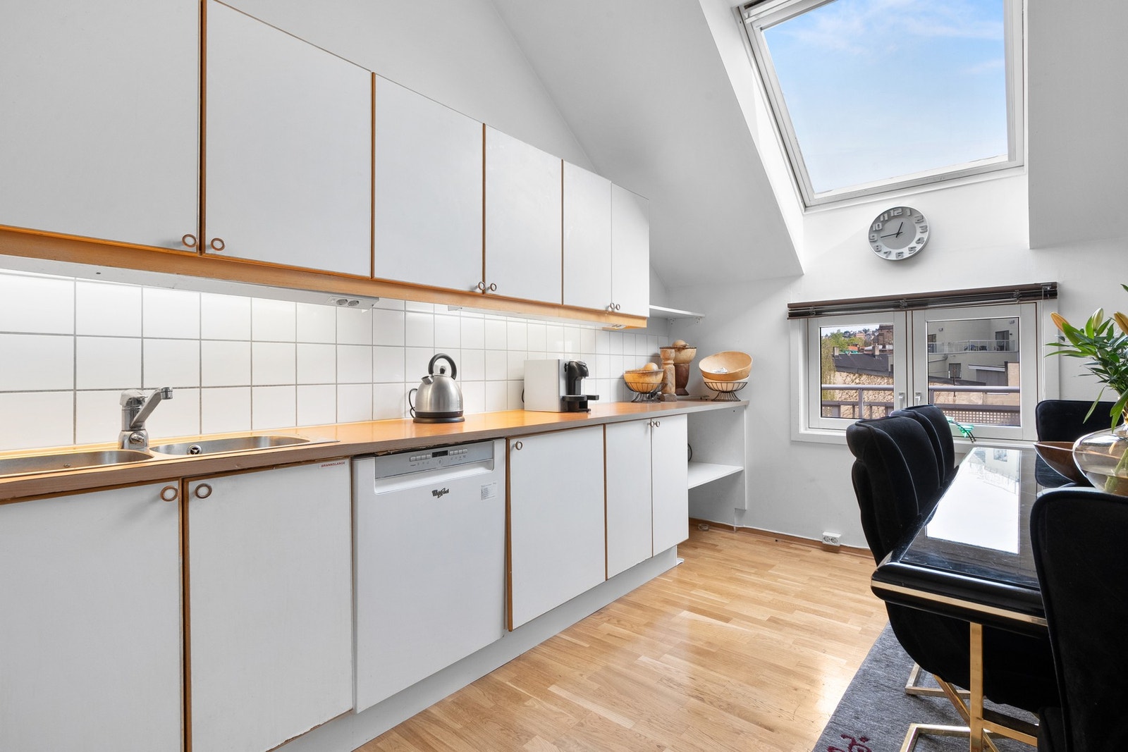 Her har du rikelig med både benkeplass og skapplass - perfekt for deg som er glad i å lage mat eller bruke tid på kjøkkenet. Galleribilde