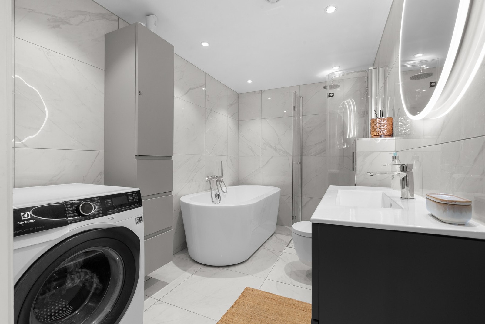 Delikat og moderne bad som ble renovert i 2023. Her har du både dusjnisje og badekar. Galleribilde