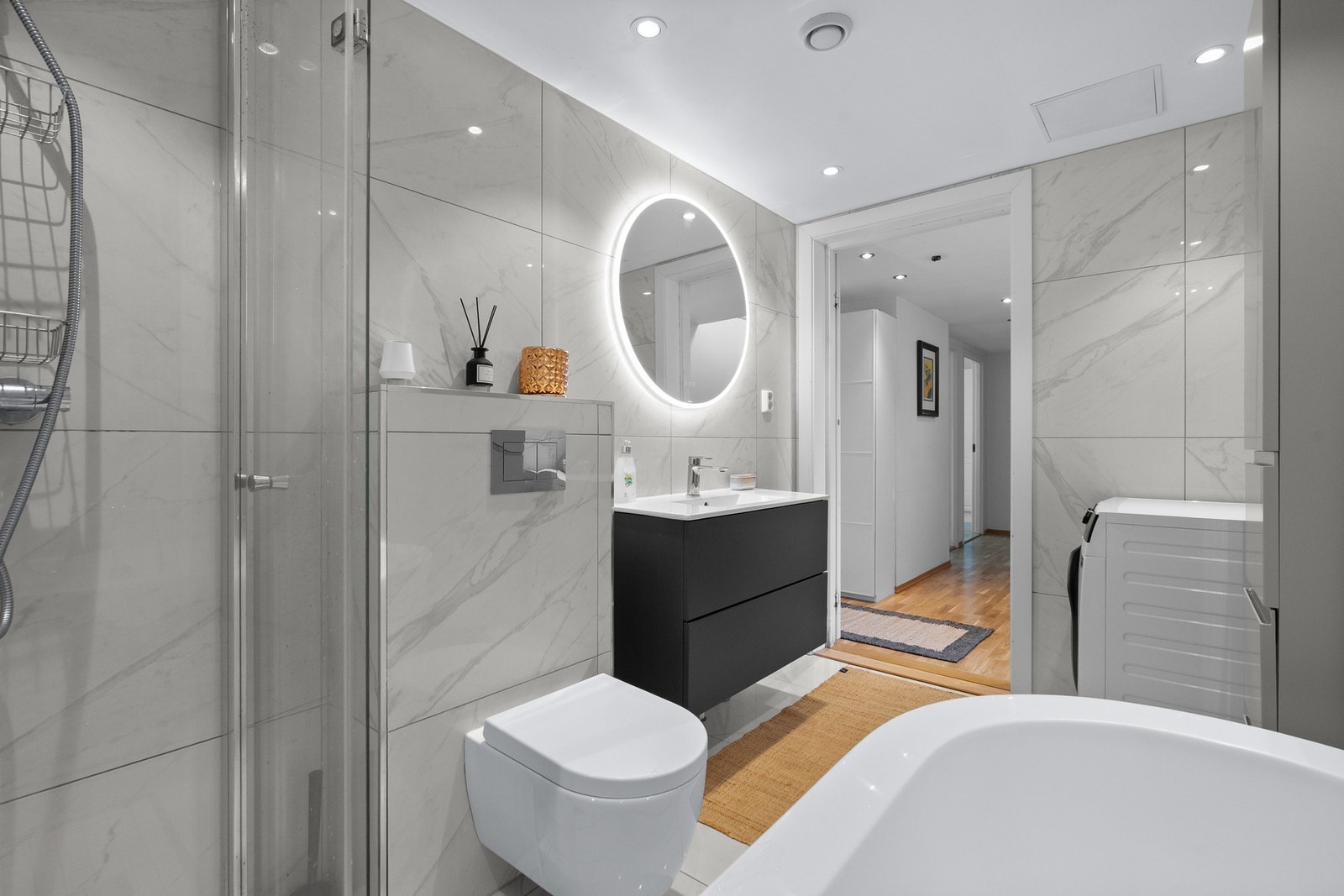 Baderommet er utstyrt med gulvvarme og opplegg for vaskemaskin Galleribilde