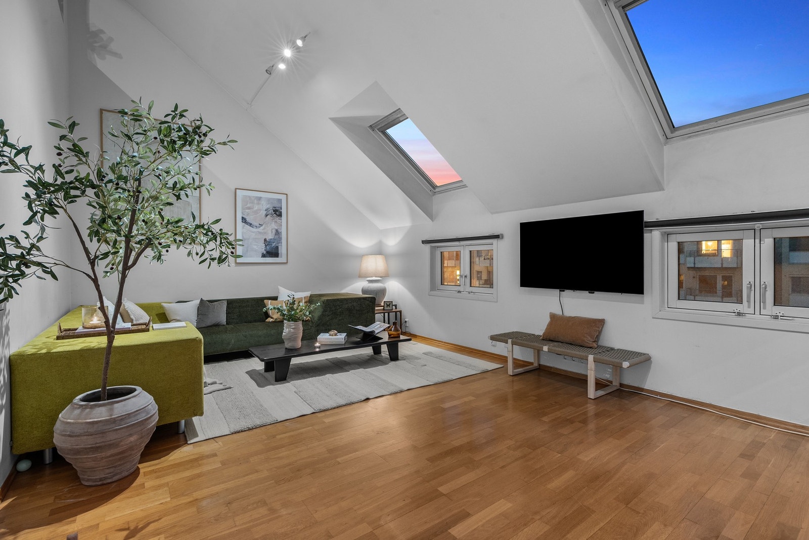 Her har du mer en nok plass til romslig sofagruppe. Du har vannbåren varme i alle gulv. Galleribilde